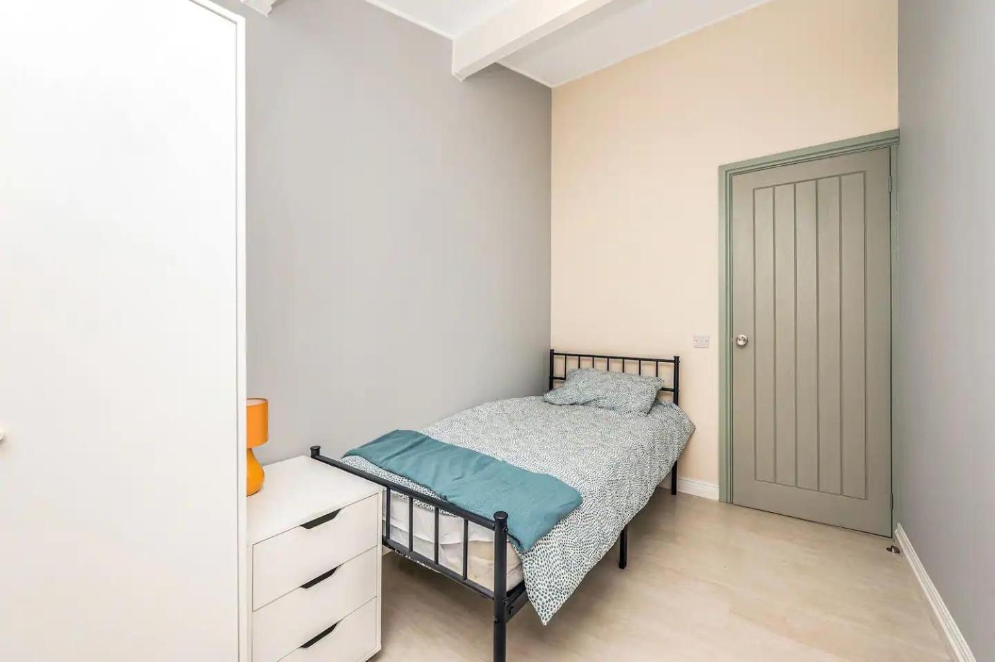 Pass The Keys Stylish Gardenten Mins To Holiday home