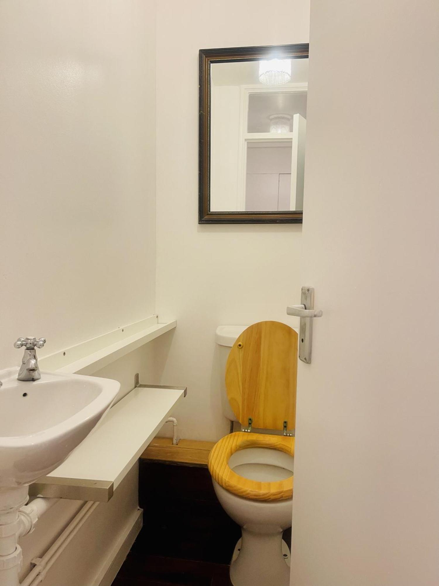 Newly Renovated 2br In The Heart Of Apartment London