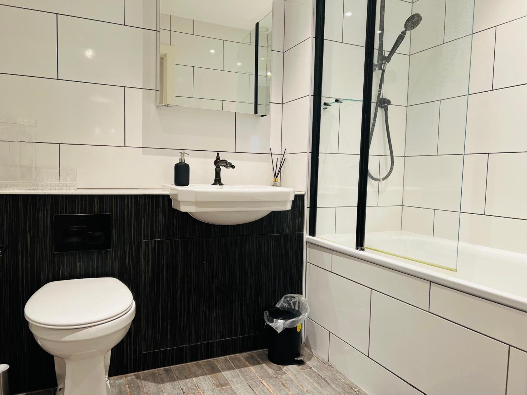 Homely 2-bed With Stunning Views Wembley Apartment *