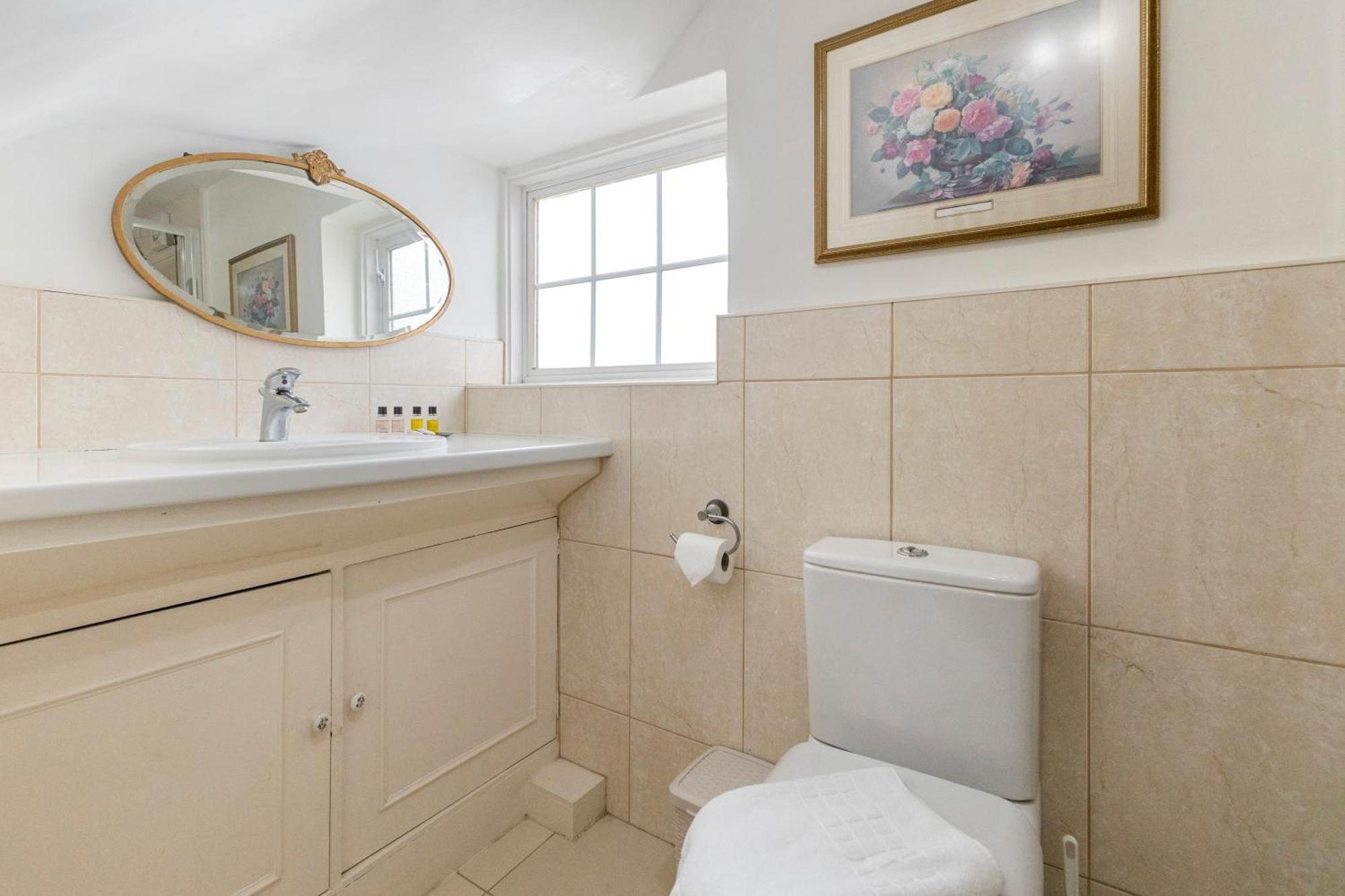13-bed Gem, Opposite Tube Station Less Than 1 Min Walk London