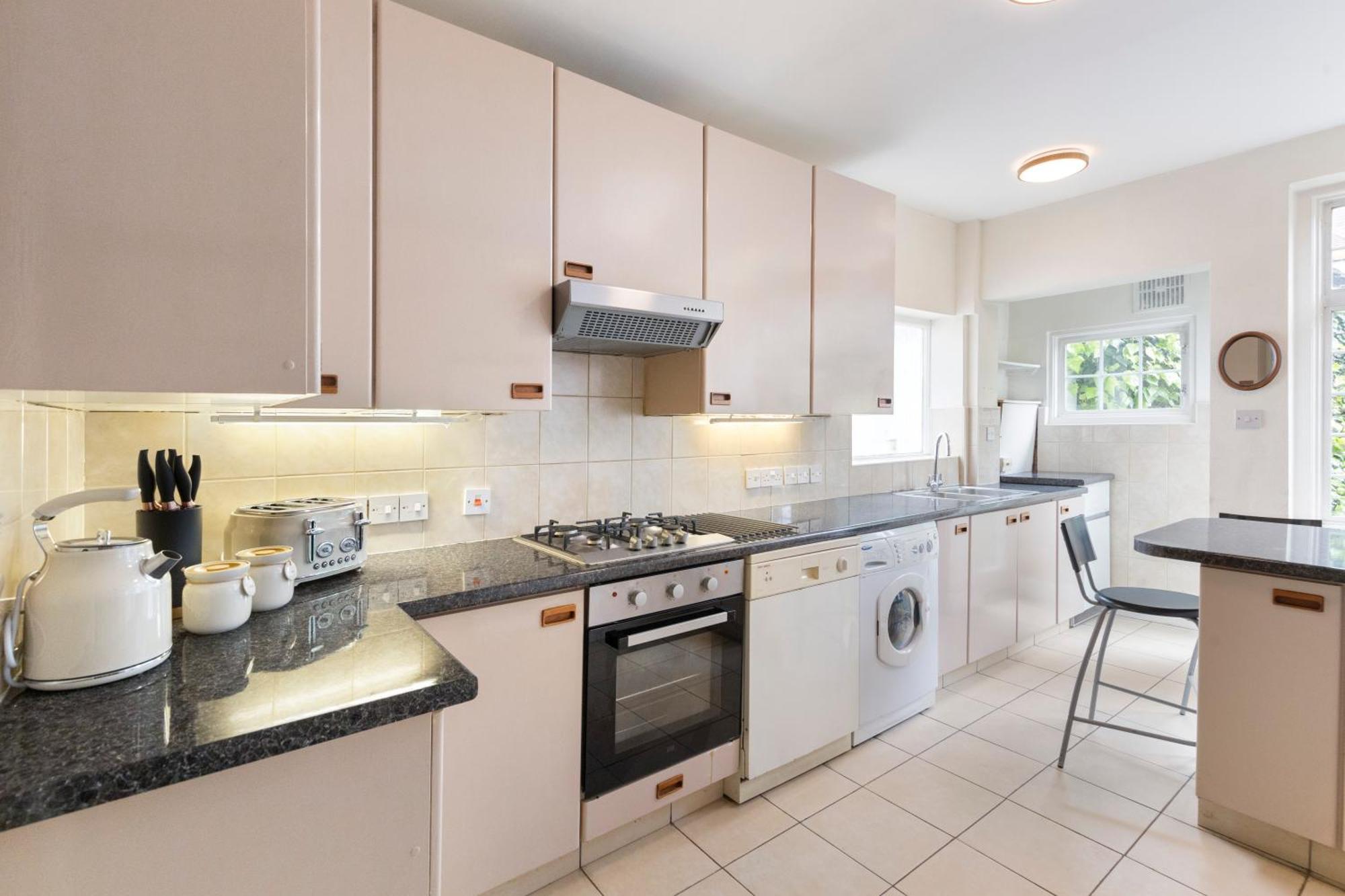 Holiday home 13-bed Gem, Opposite Tube Station Less Than 1 Min Walk