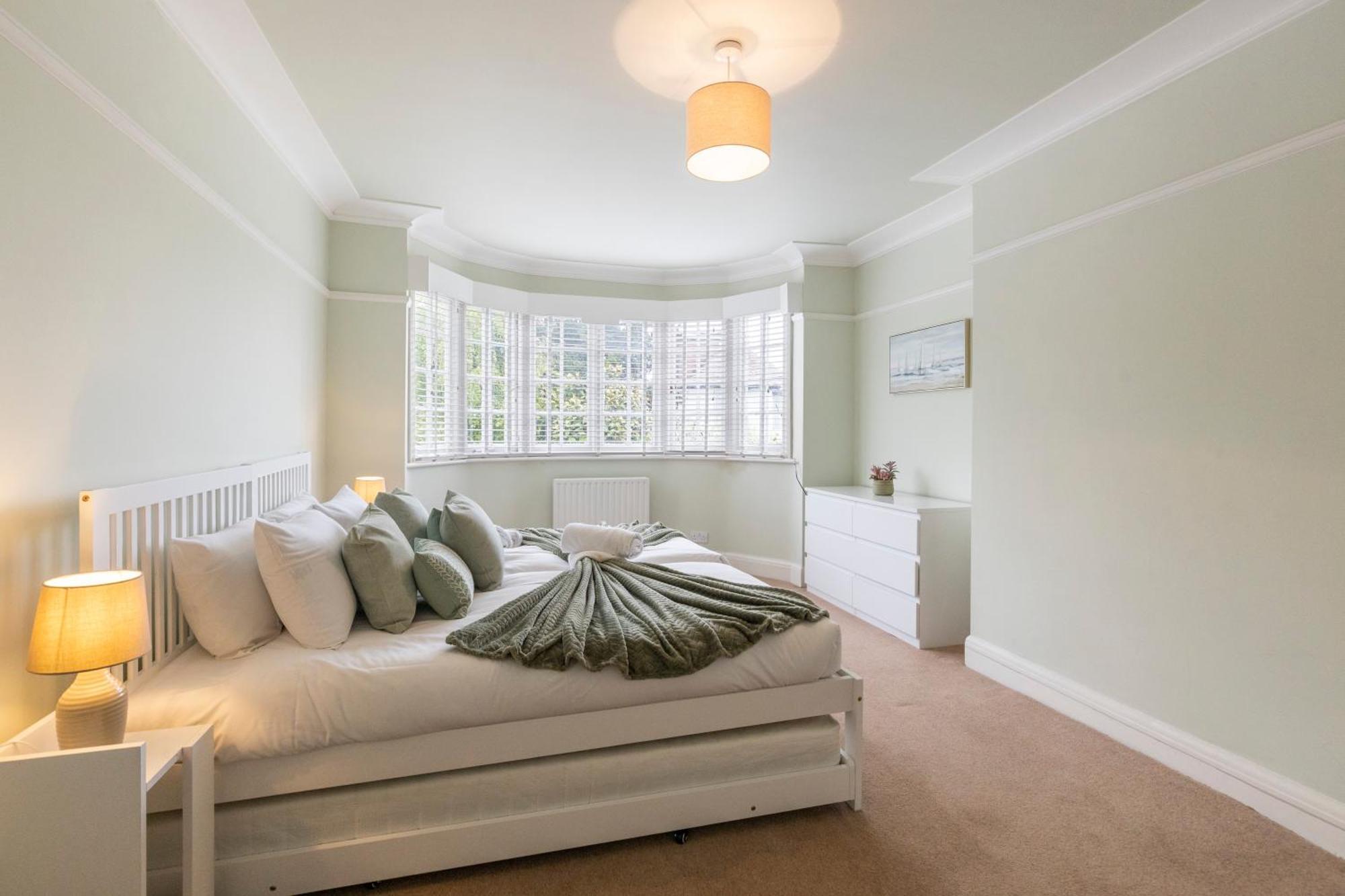 13-bed Gem, Opposite Tube Station Less Than 1 Min Walk Holiday home London