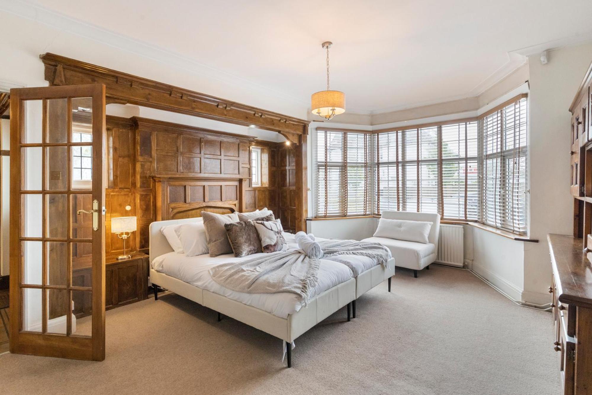 Holiday home 13-bed Gem, Opposite Tube Station Less Than 1 Min Walk *