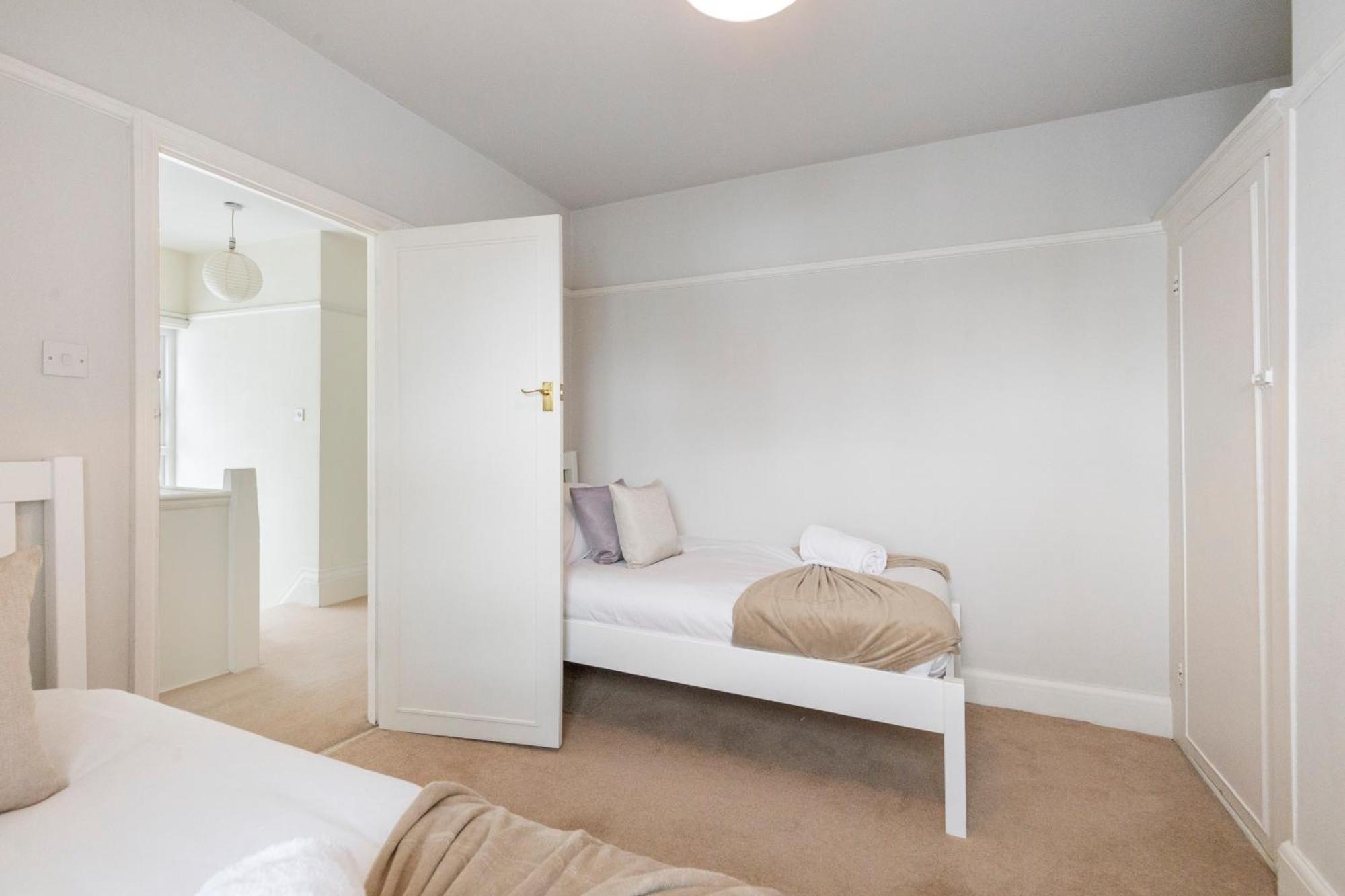 13-bed Gem, Opposite Tube Station Less Than 1 Min Walk Holiday home