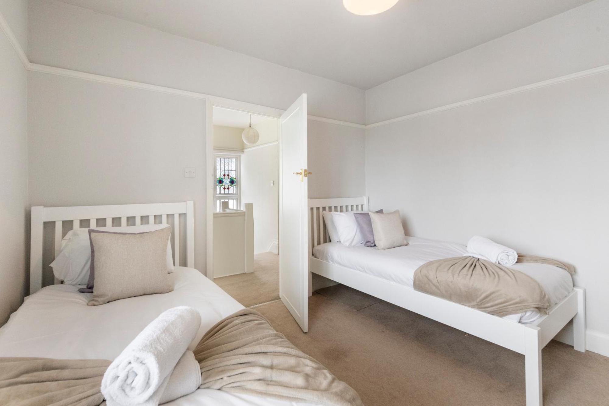Holiday home 13-bed Gem, Opposite Tube Station Less Than 1 Min Walk *