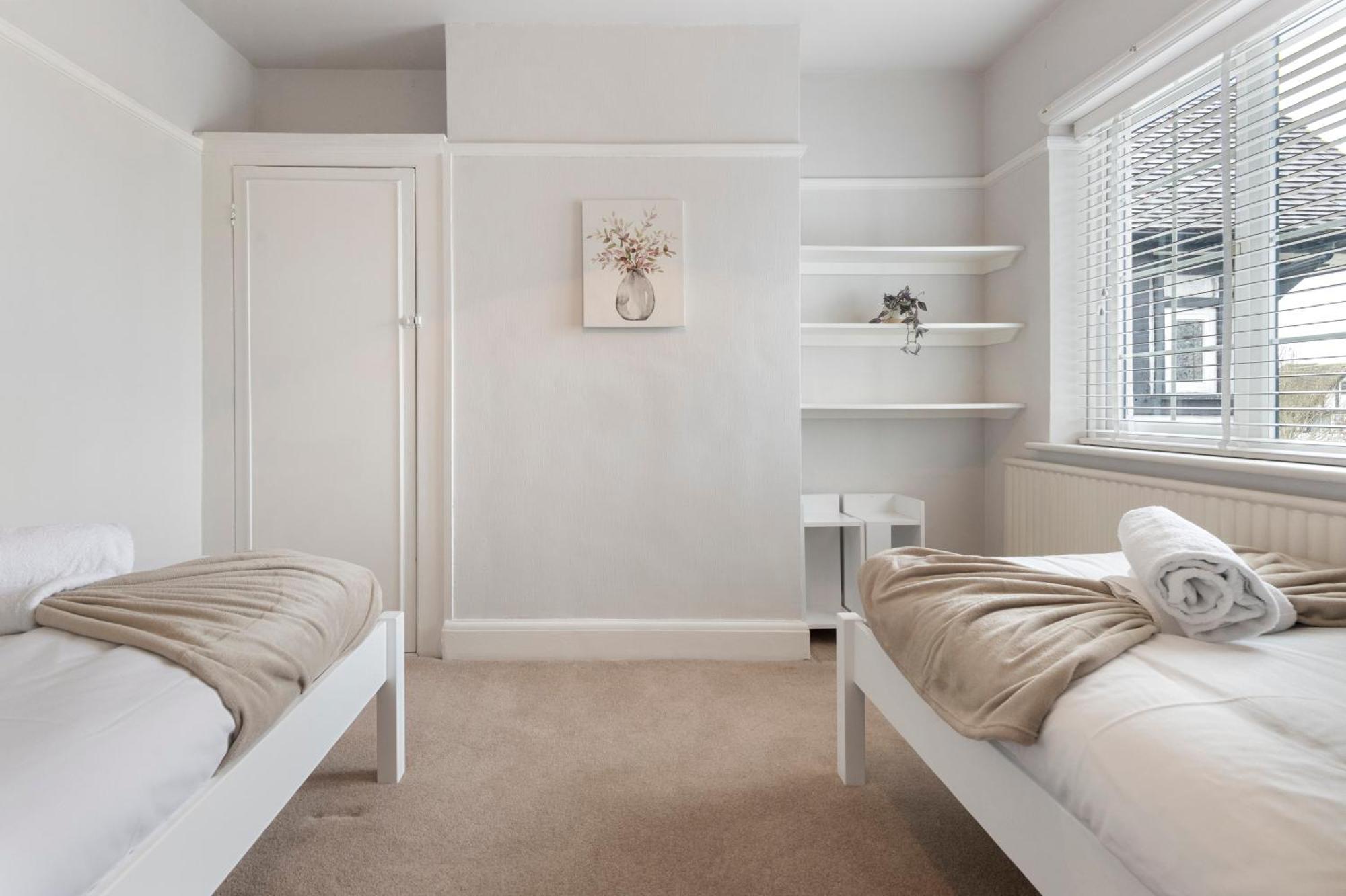 Holiday home 13-bed Gem, Opposite Tube Station Less Than 1 Min Walk London