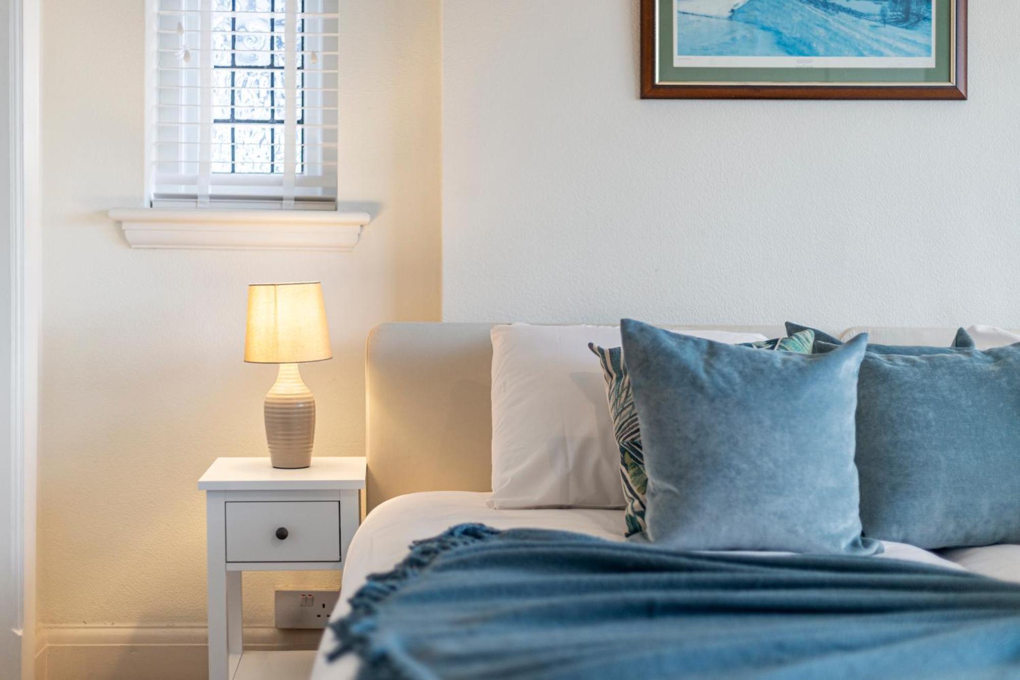 13-bed Gem, Opposite Tube Station Less Than 1 Min Walk *