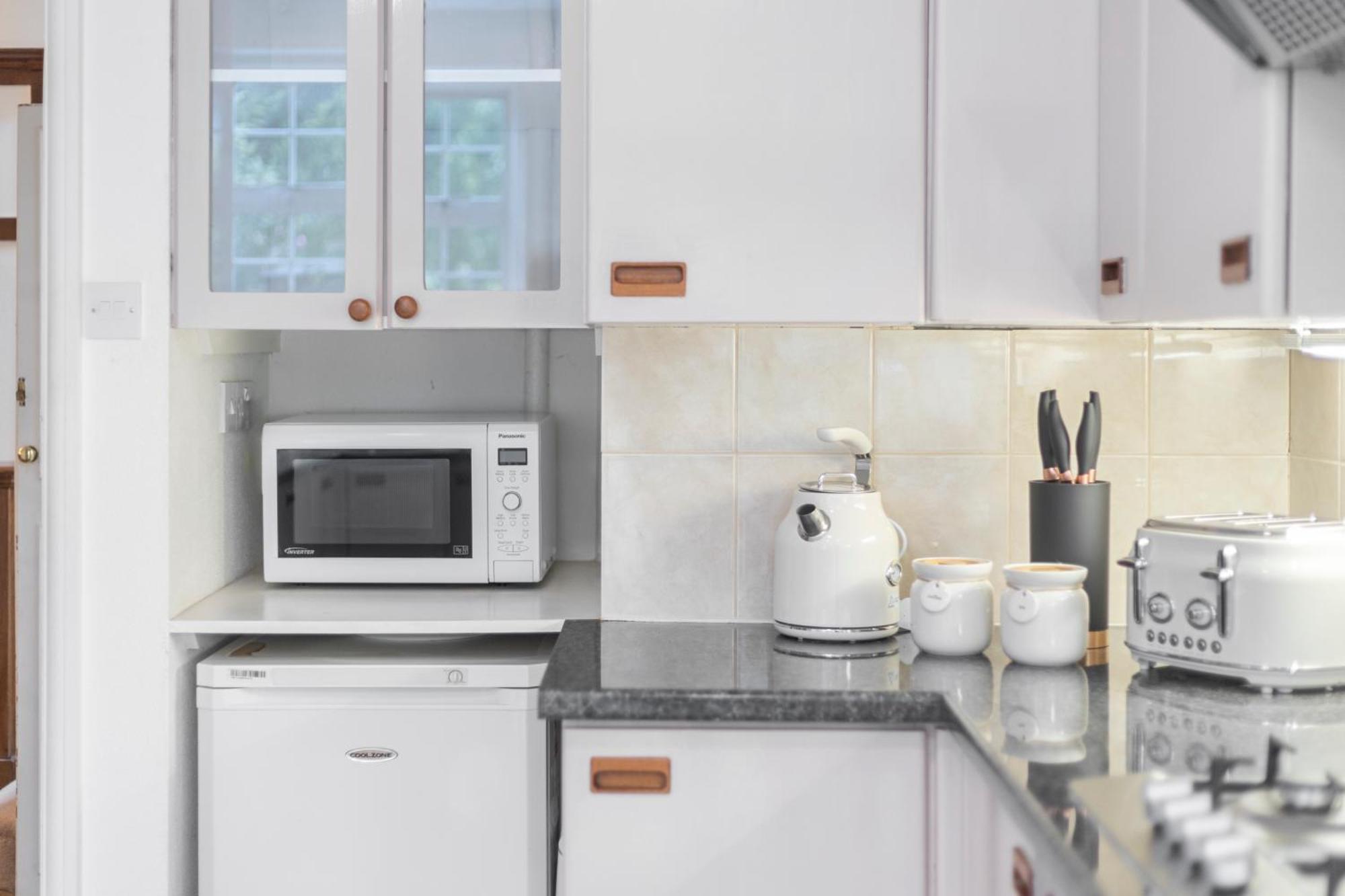 13-bed Gem, Opposite Tube Station Less Than 1 Min Walk * London