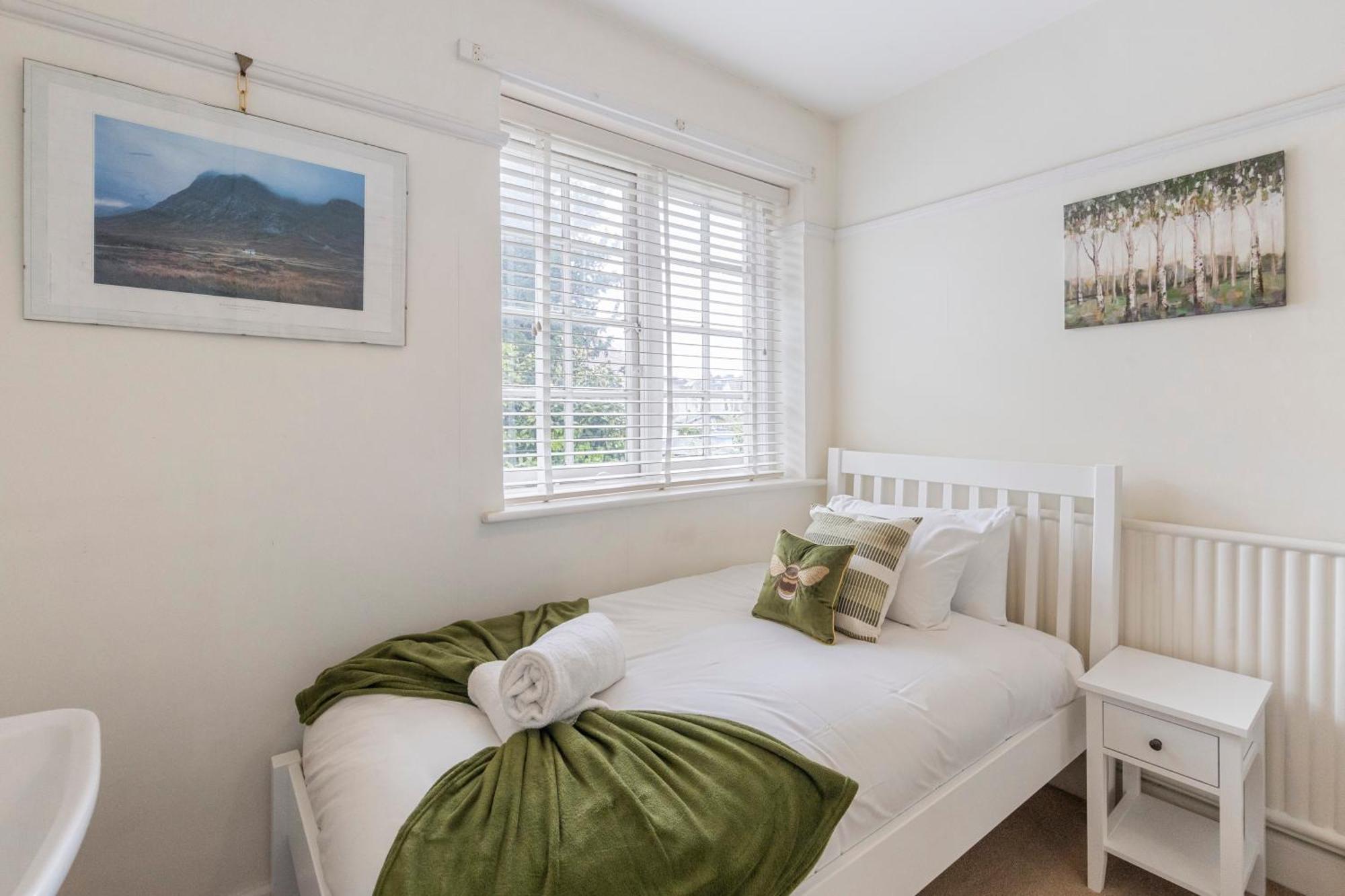 13-bed Gem, Opposite Tube Station Less Than 1 Min Walk London