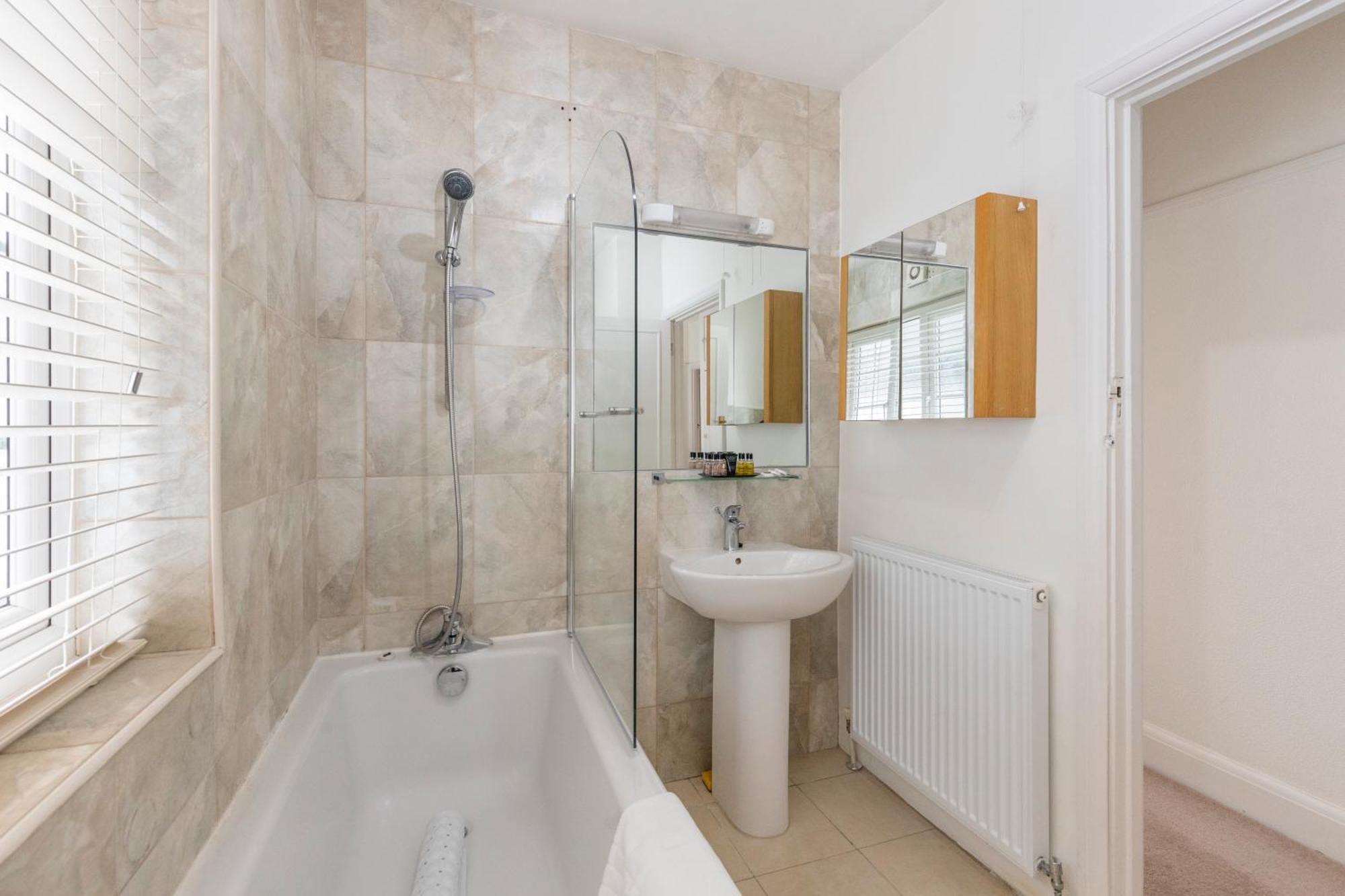 Holiday home 13-bed Gem, Opposite Tube Station Less Than 1 Min Walk London