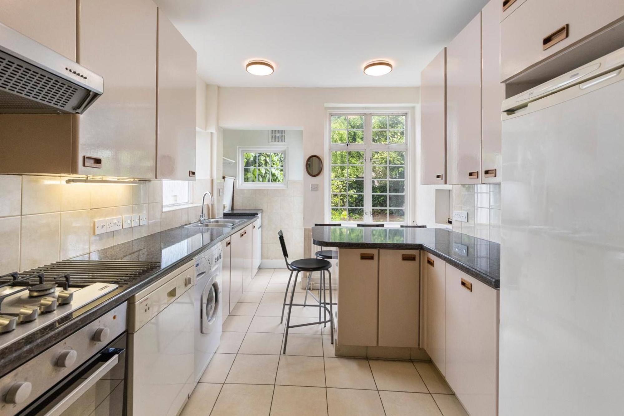 13-bed Gem, Opposite Tube Station Less Than 1 Min Walk * London