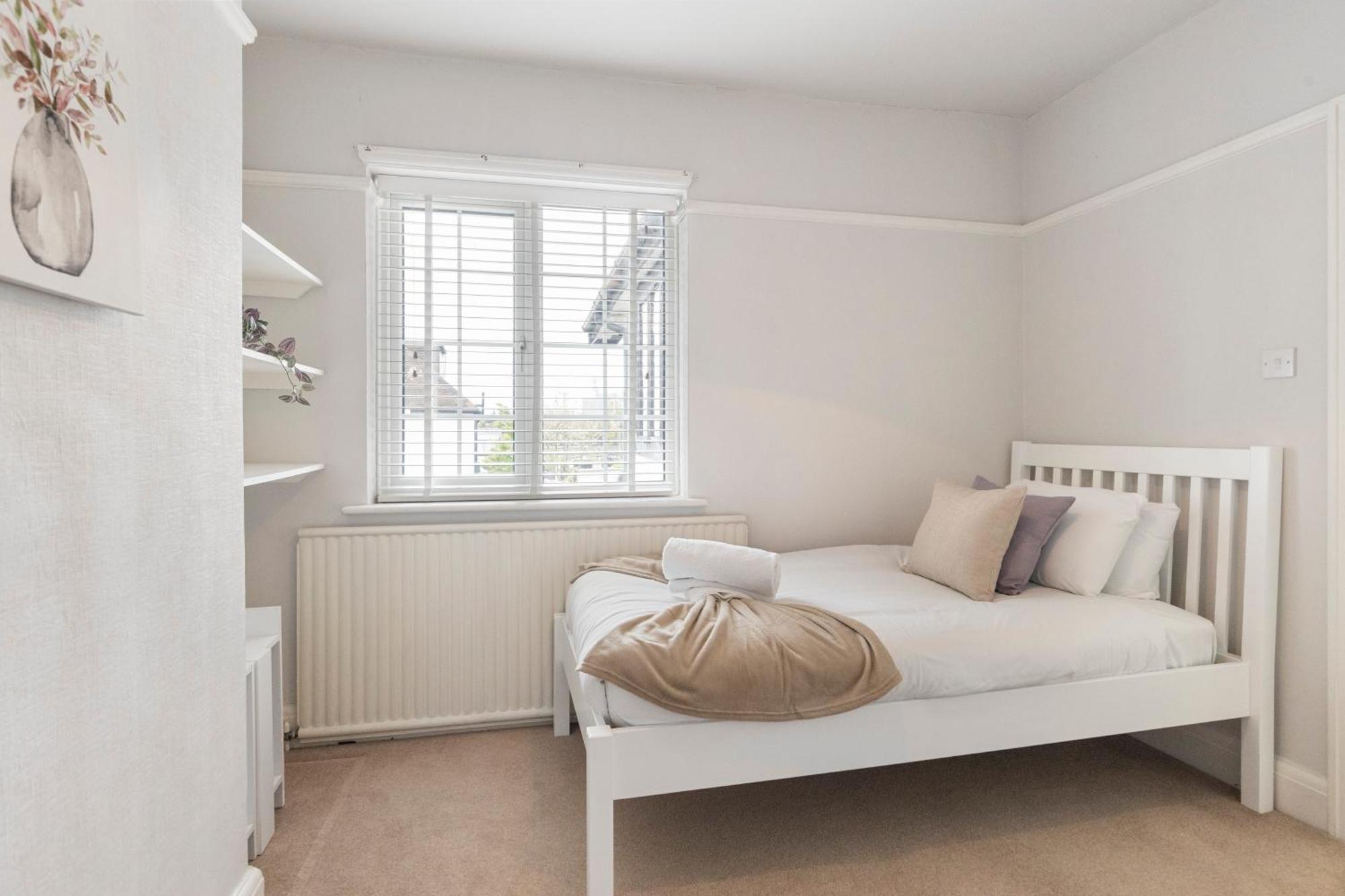 Holiday home 13-bed Gem, Opposite Tube Station Less Than 1 Min Walk *