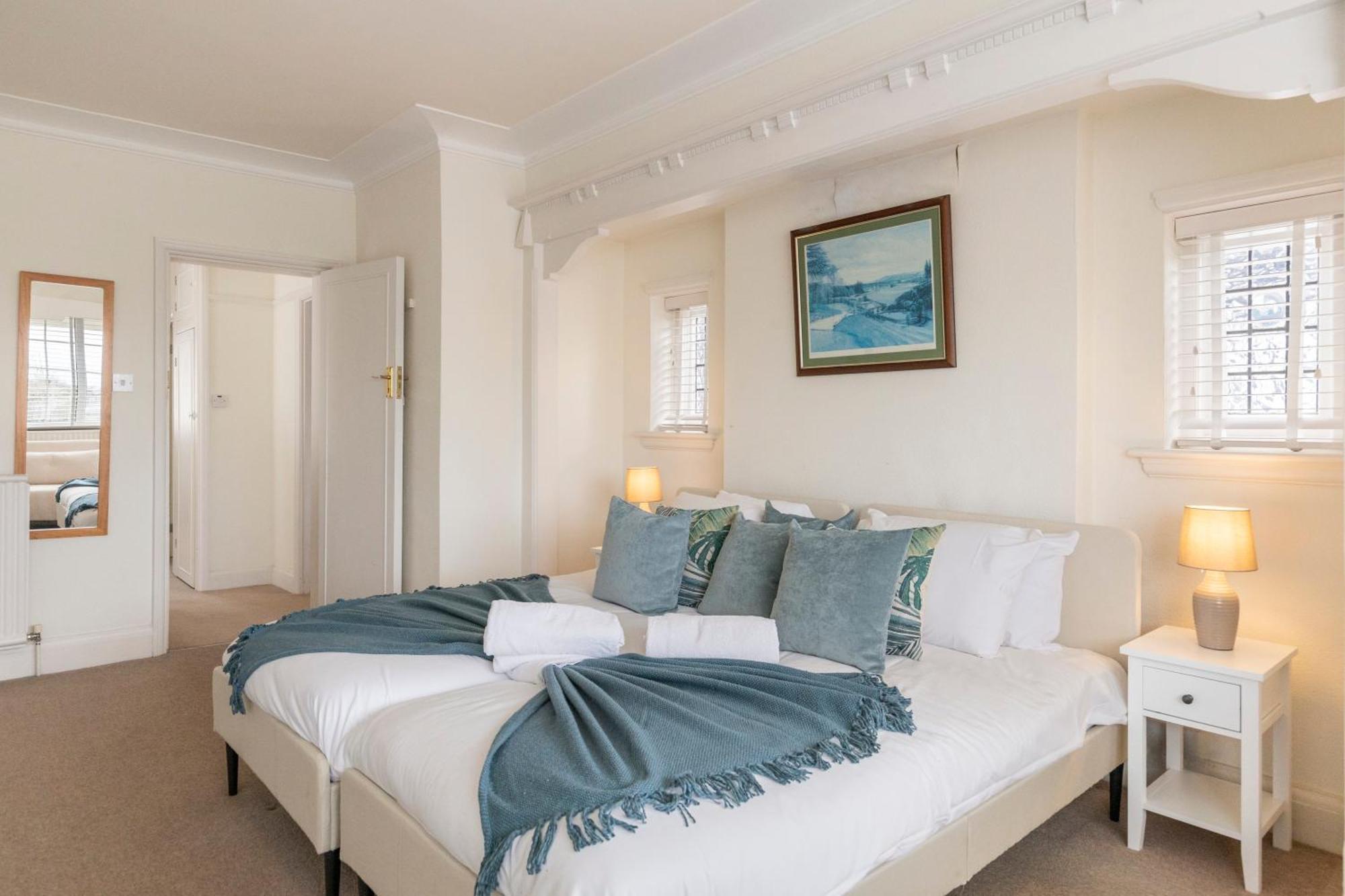 13-bed Gem, Opposite Tube Station Less Than 1 Min Walk Holiday home London