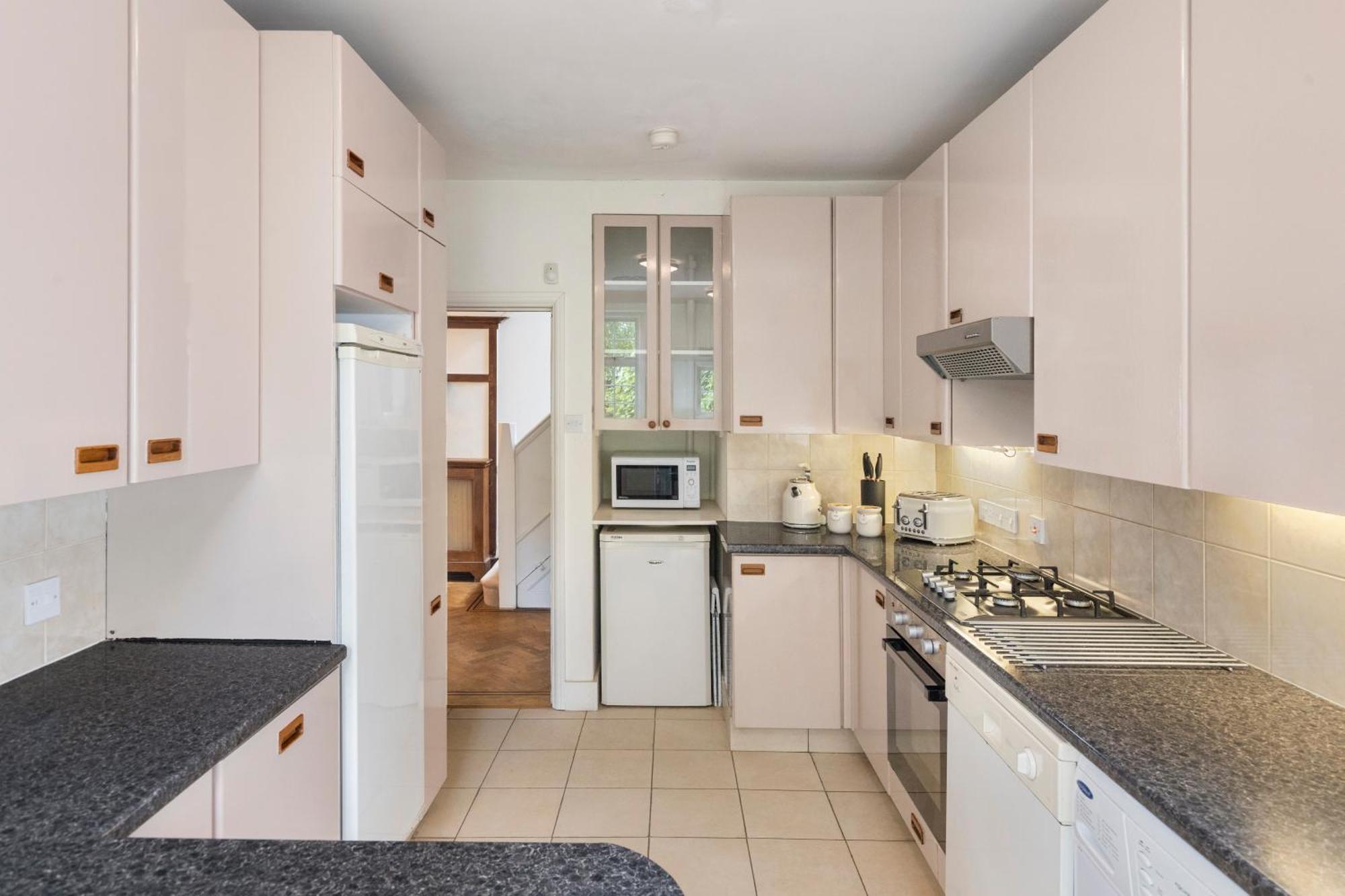 Holiday home 13-bed Gem, Opposite Tube Station Less Than 1 Min Walk London