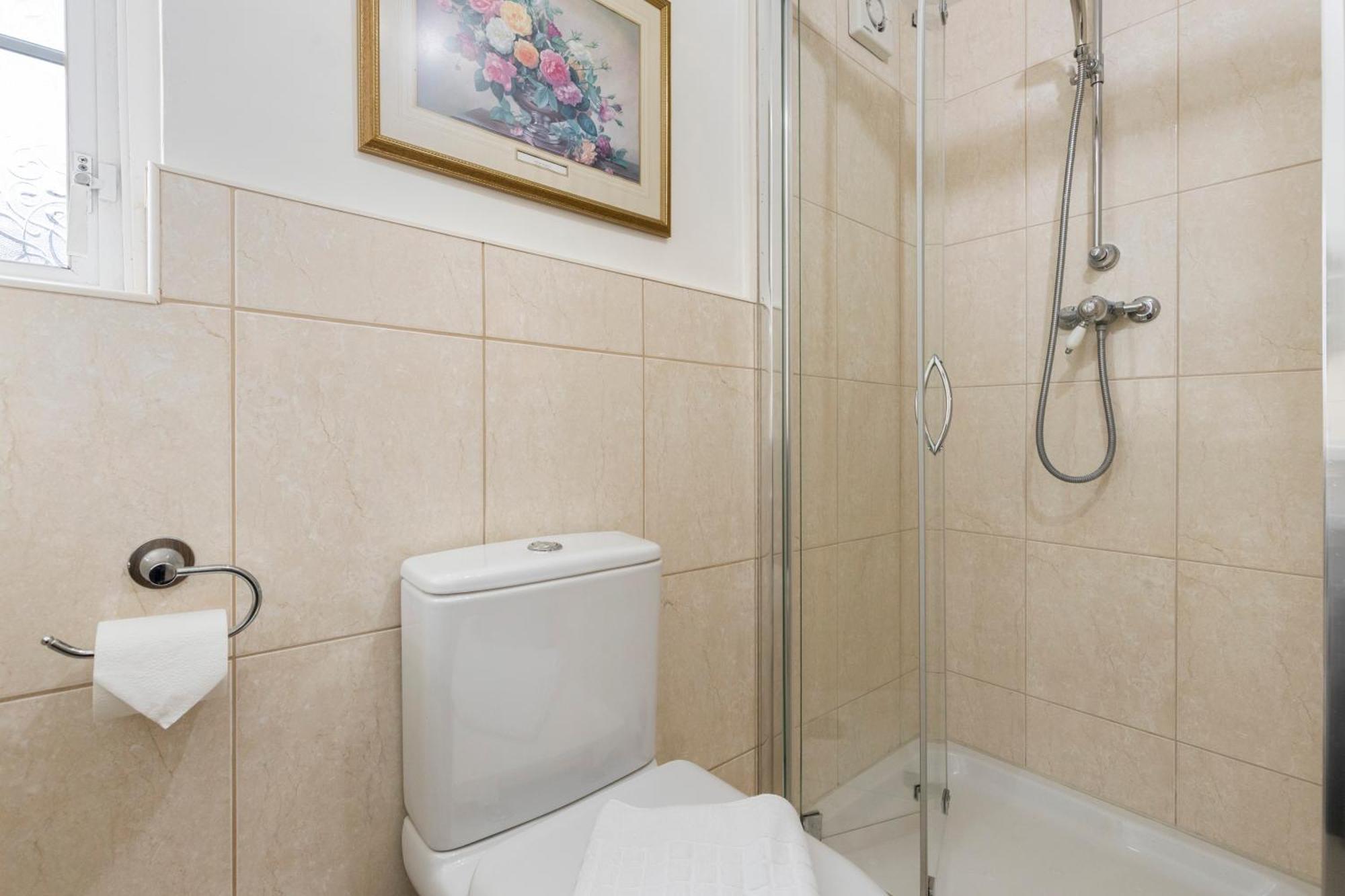 13-bed Gem, Opposite Tube Station Less Than 1 Min Walk