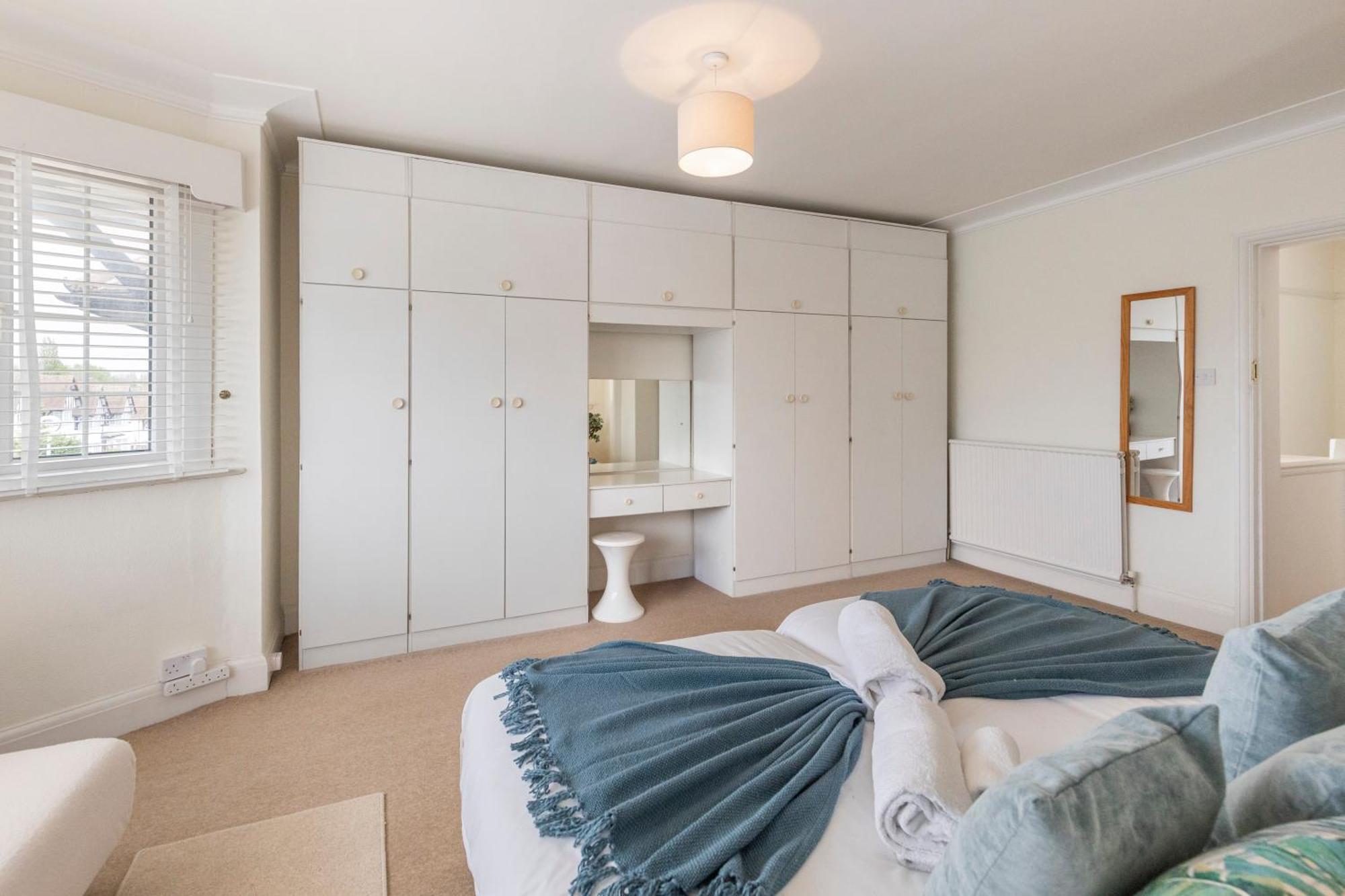 13-bed Gem, Opposite Tube Station Less Than 1 Min Walk Holiday home London