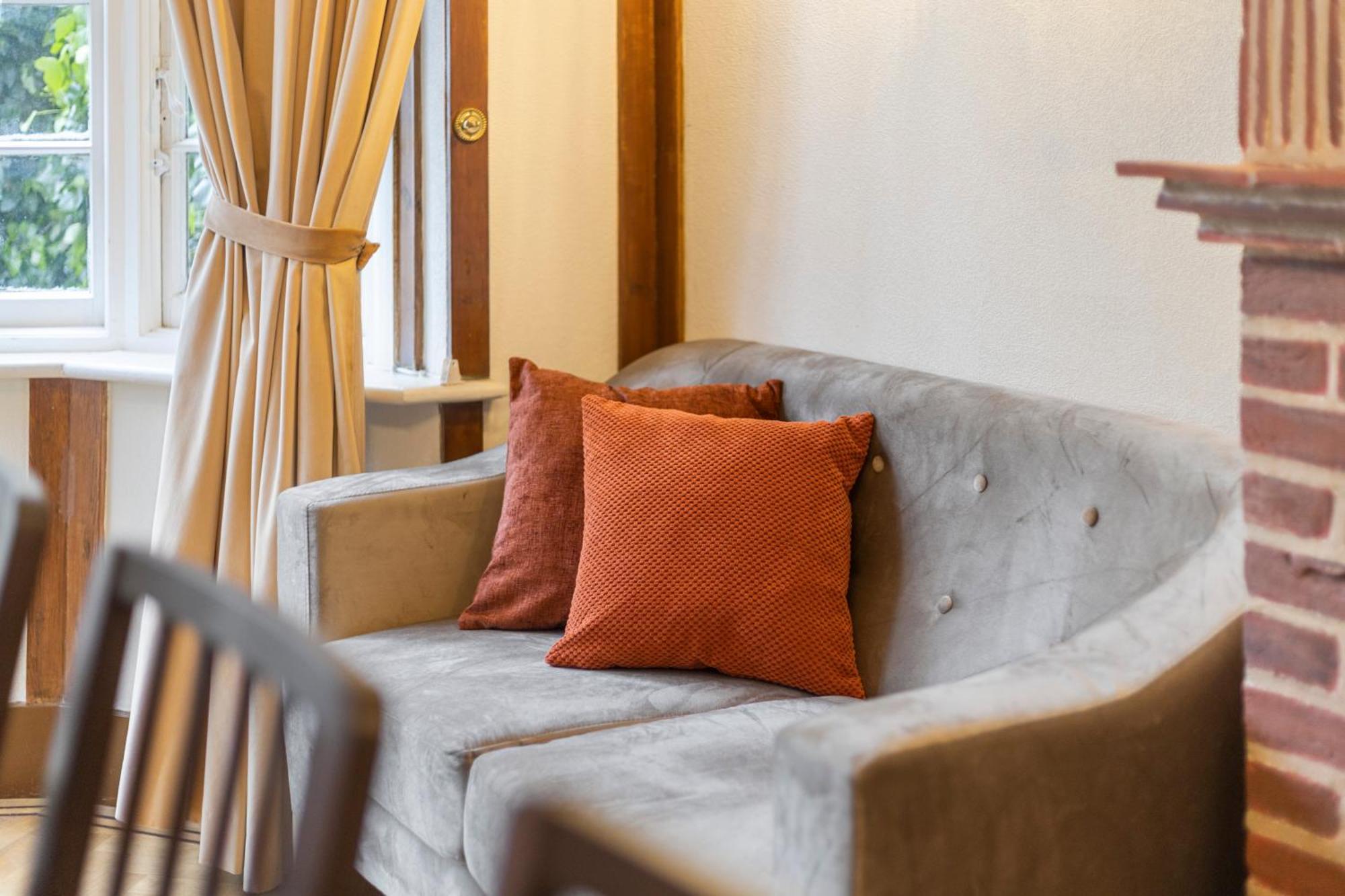 Holiday home 13-bed Gem, Opposite Tube Station Less Than 1 Min Walk London