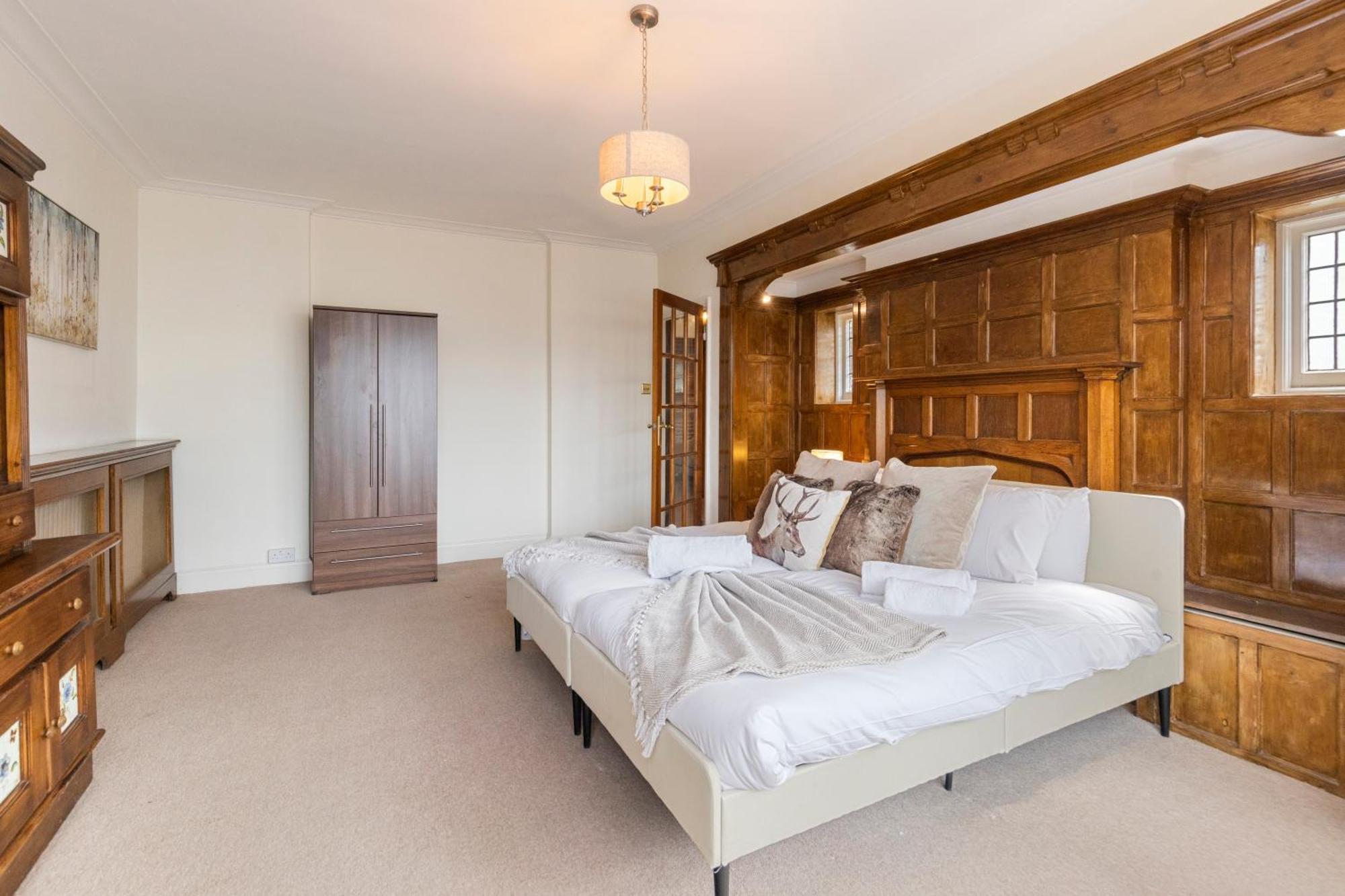 Holiday home 13-bed Gem, Opposite Tube Station Less Than 1 Min Walk