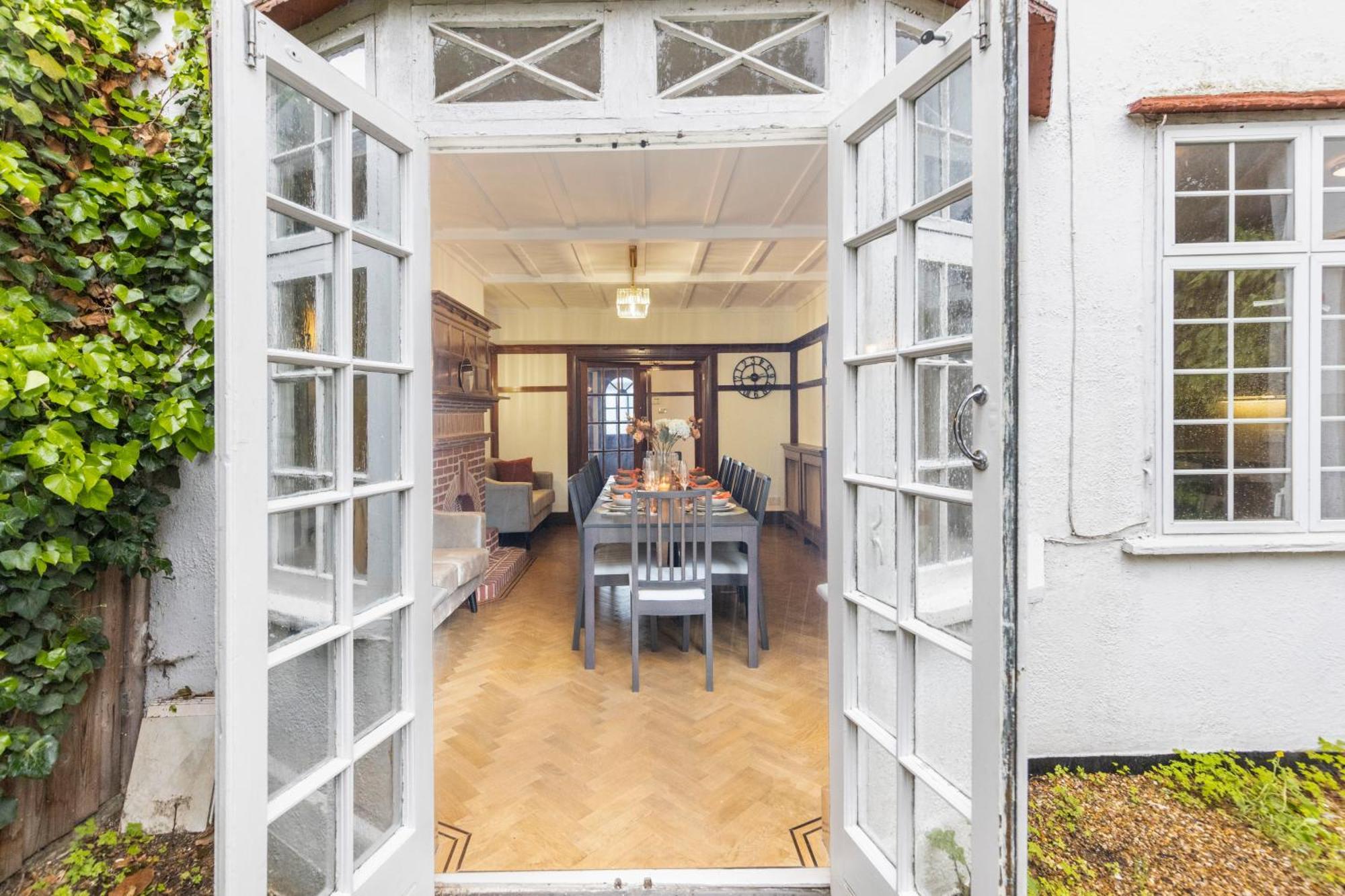 13-bed Gem, Opposite Tube Station Less Than 1 Min Walk Holiday home *