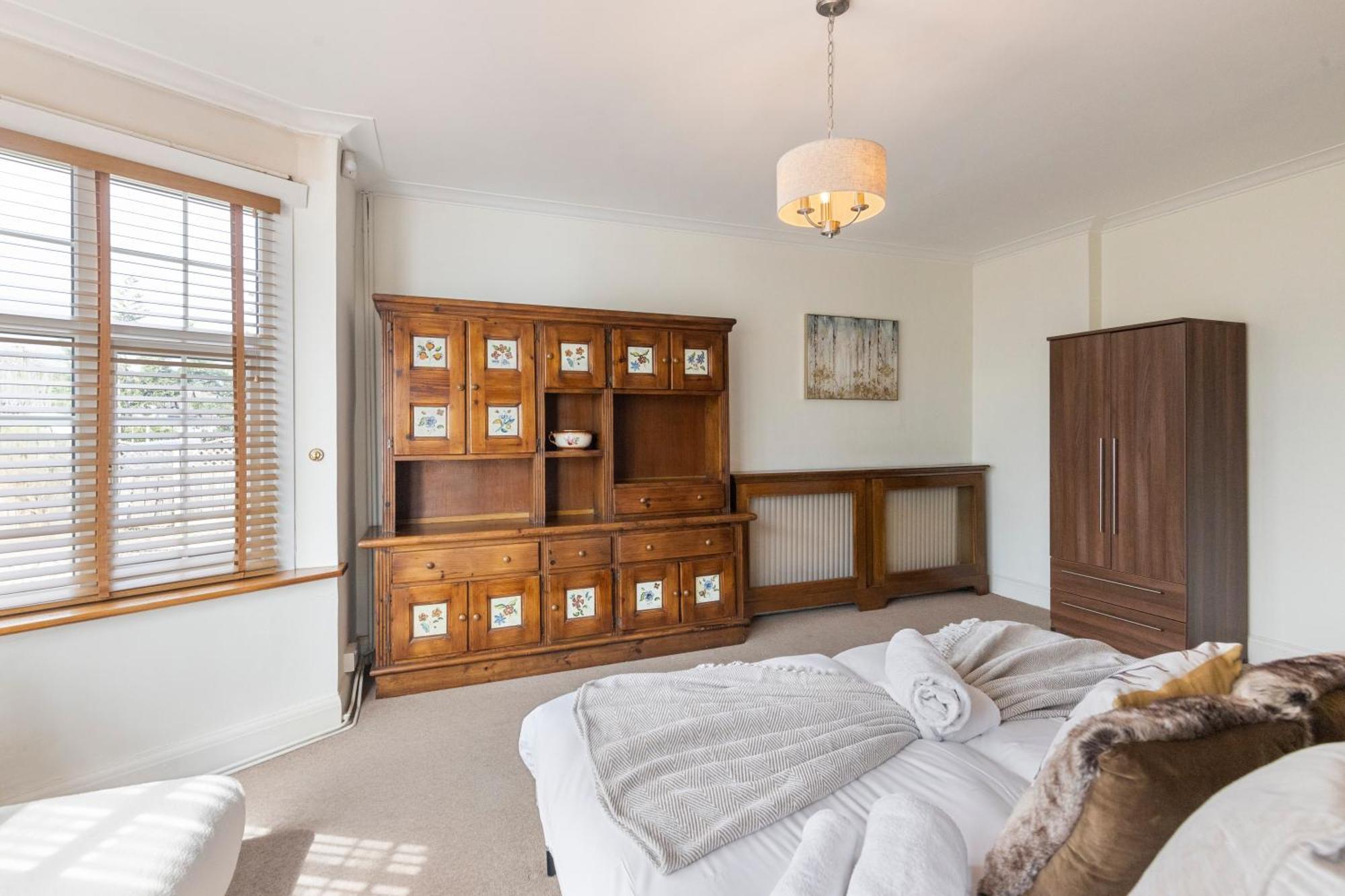 13-bed Gem, Opposite Tube Station Less Than 1 Min Walk Holiday home *