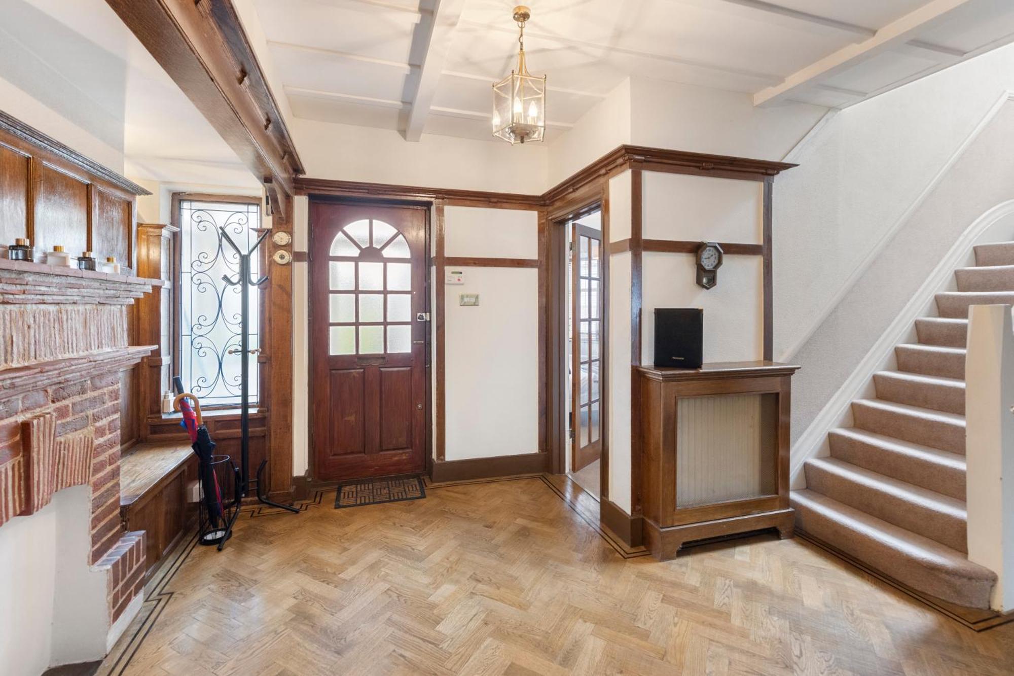 13-bed Gem, Opposite Tube Station Less Than 1 Min Walk London