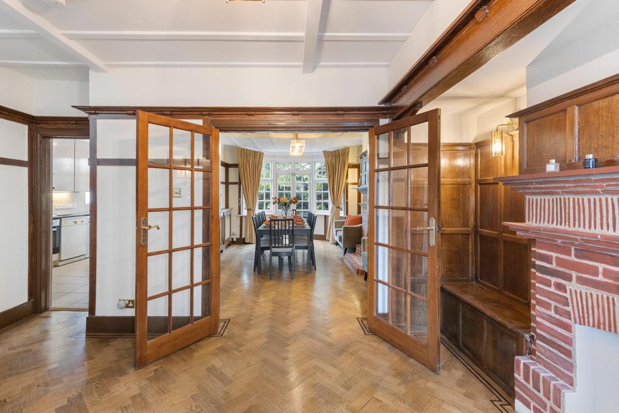 13-bed Gem, Opposite Tube Station Less Than 1 Min Walk Holiday home
