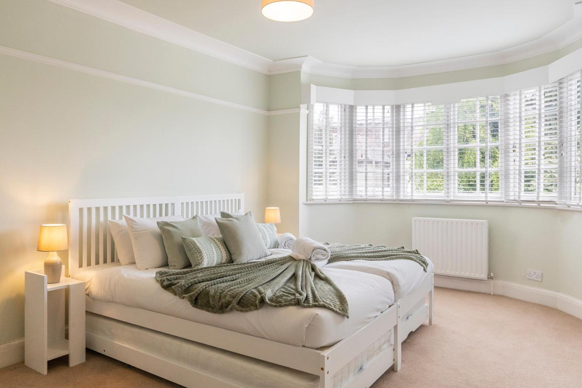 13-bed Gem, Opposite Tube Station Less Than 1 Min Walk Holiday home *