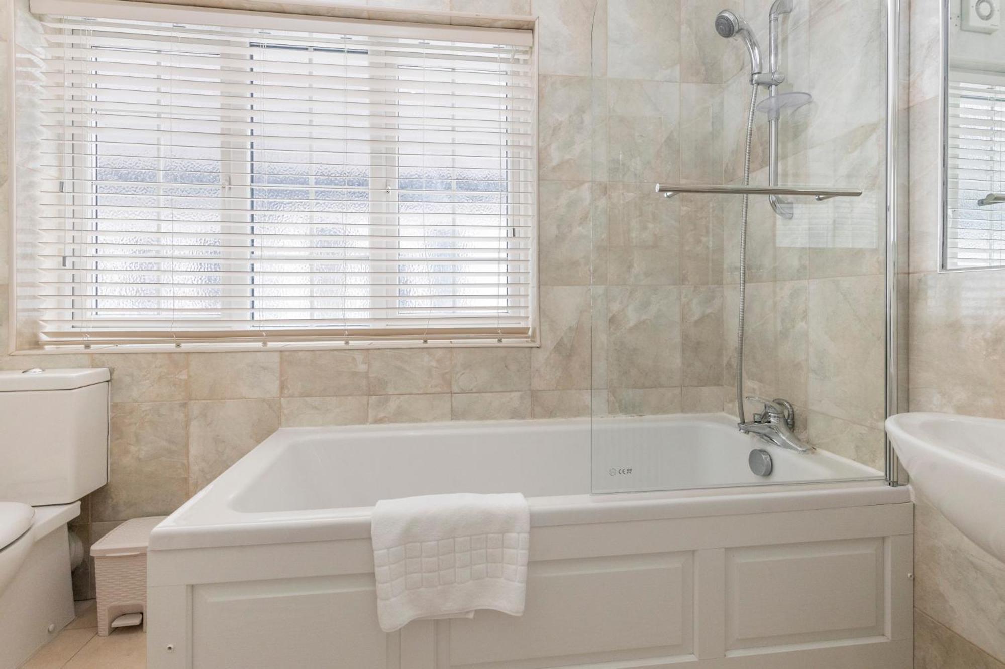 Holiday home 13-bed Gem, Opposite Tube Station Less Than 1 Min Walk