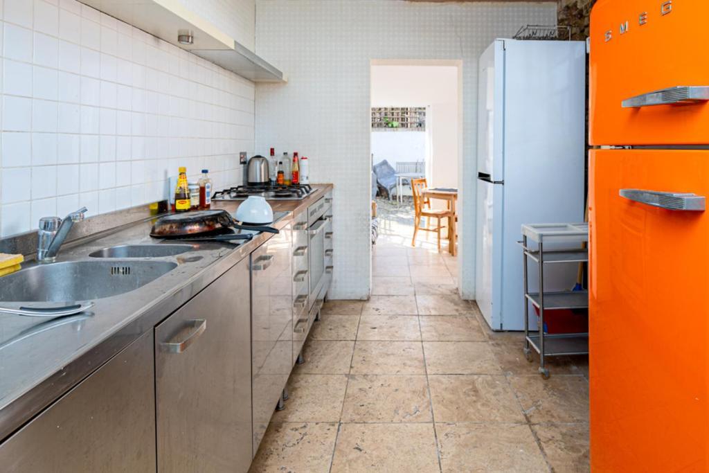 Cozy House With Character & Garden. London