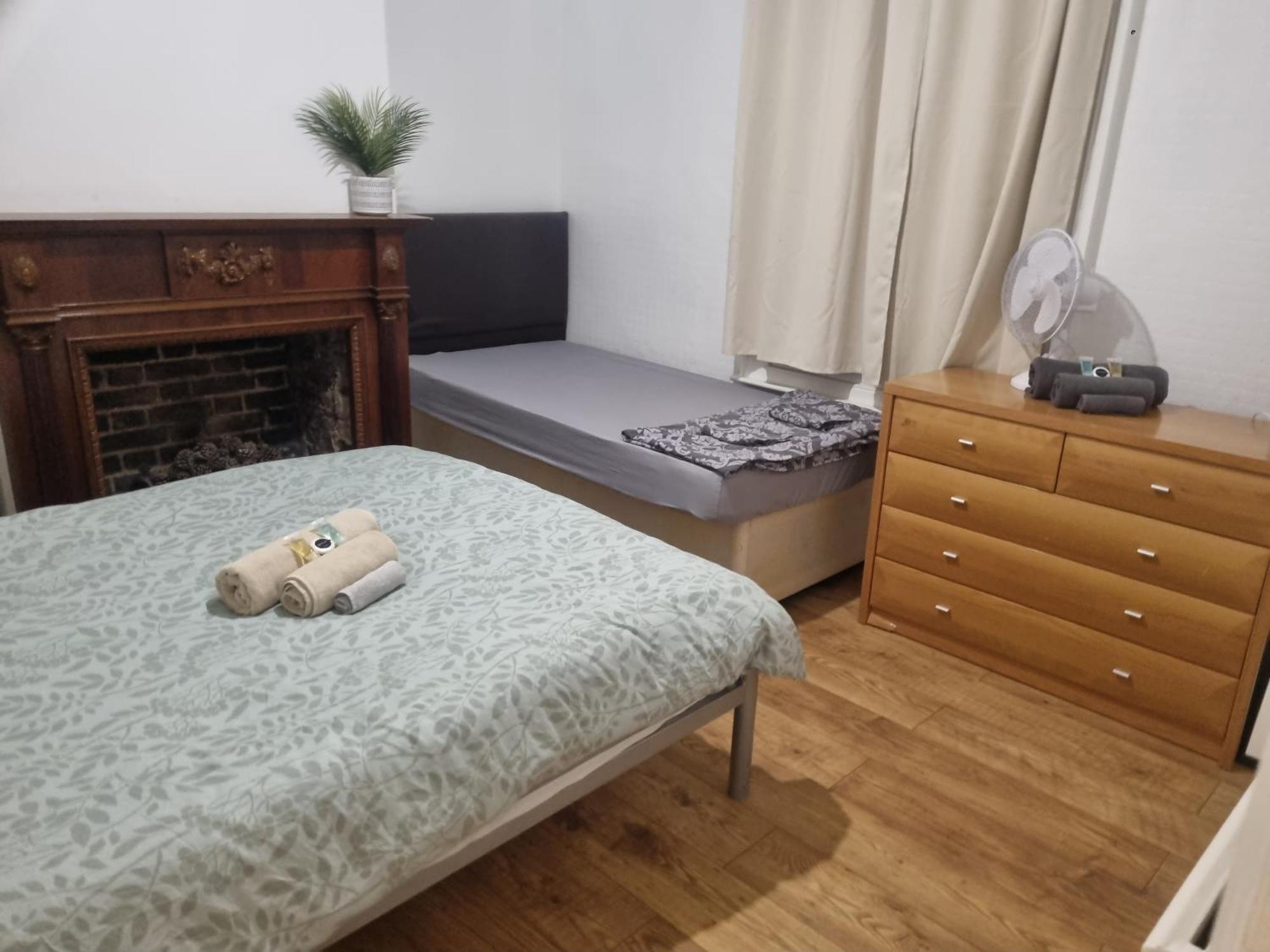 Cozy House With Character & Garden. * London