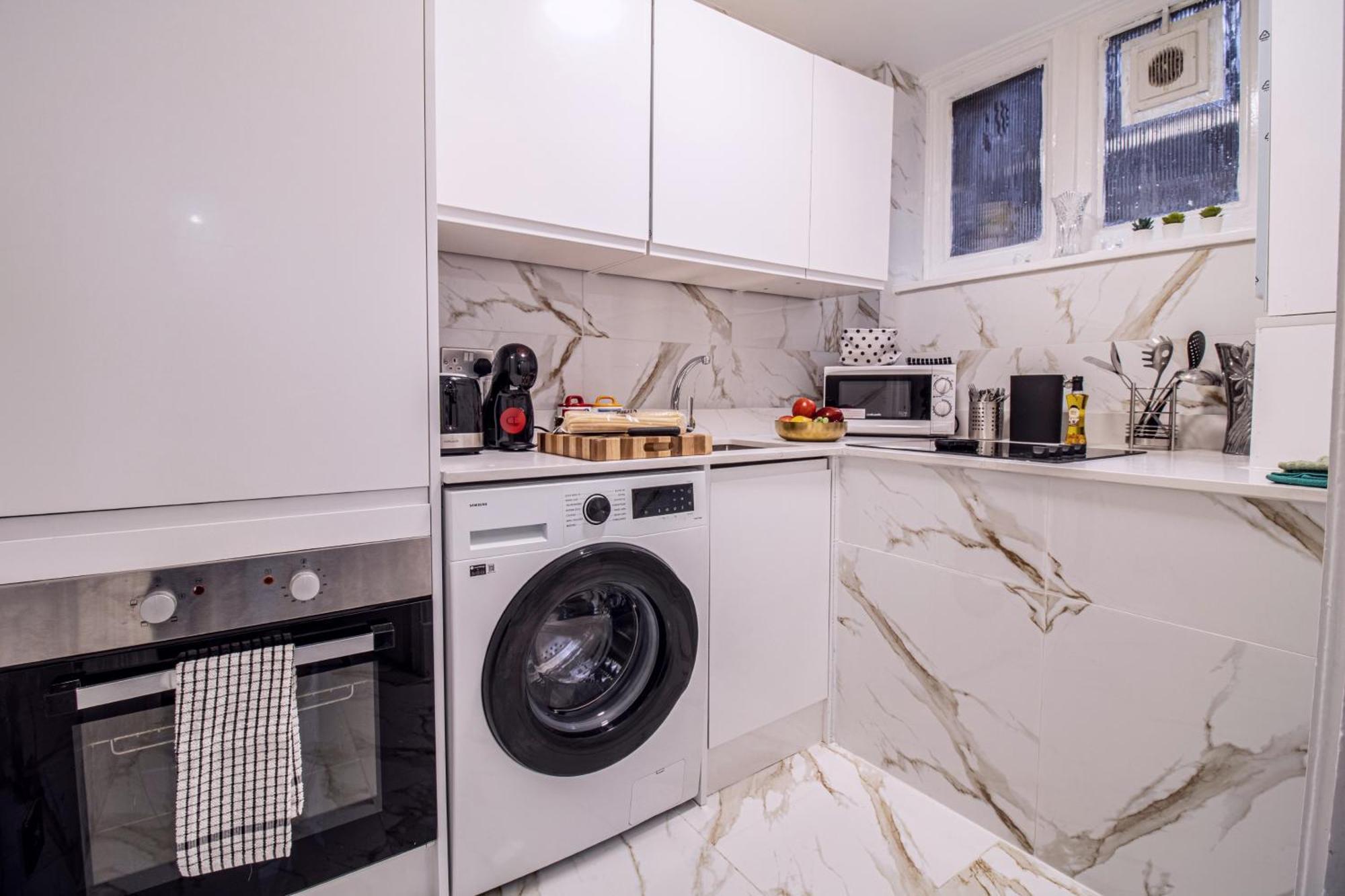 Oxford Street Chic Retreat - Unparalleled Elegance And Urban Comfort! Gc1 *