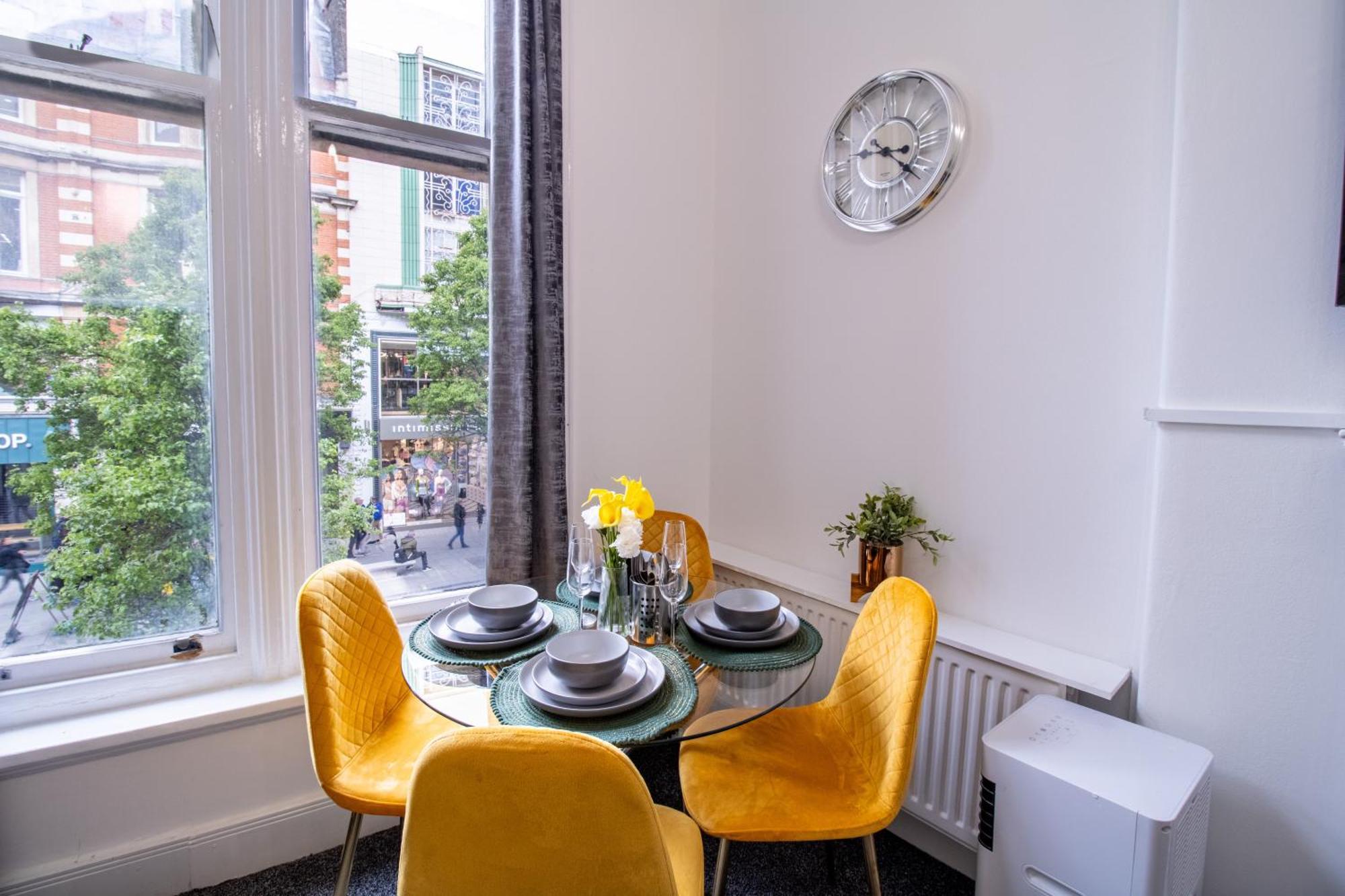 Oxford Street Chic Retreat - Unparalleled Elegance And Urban Comfort! Gc1