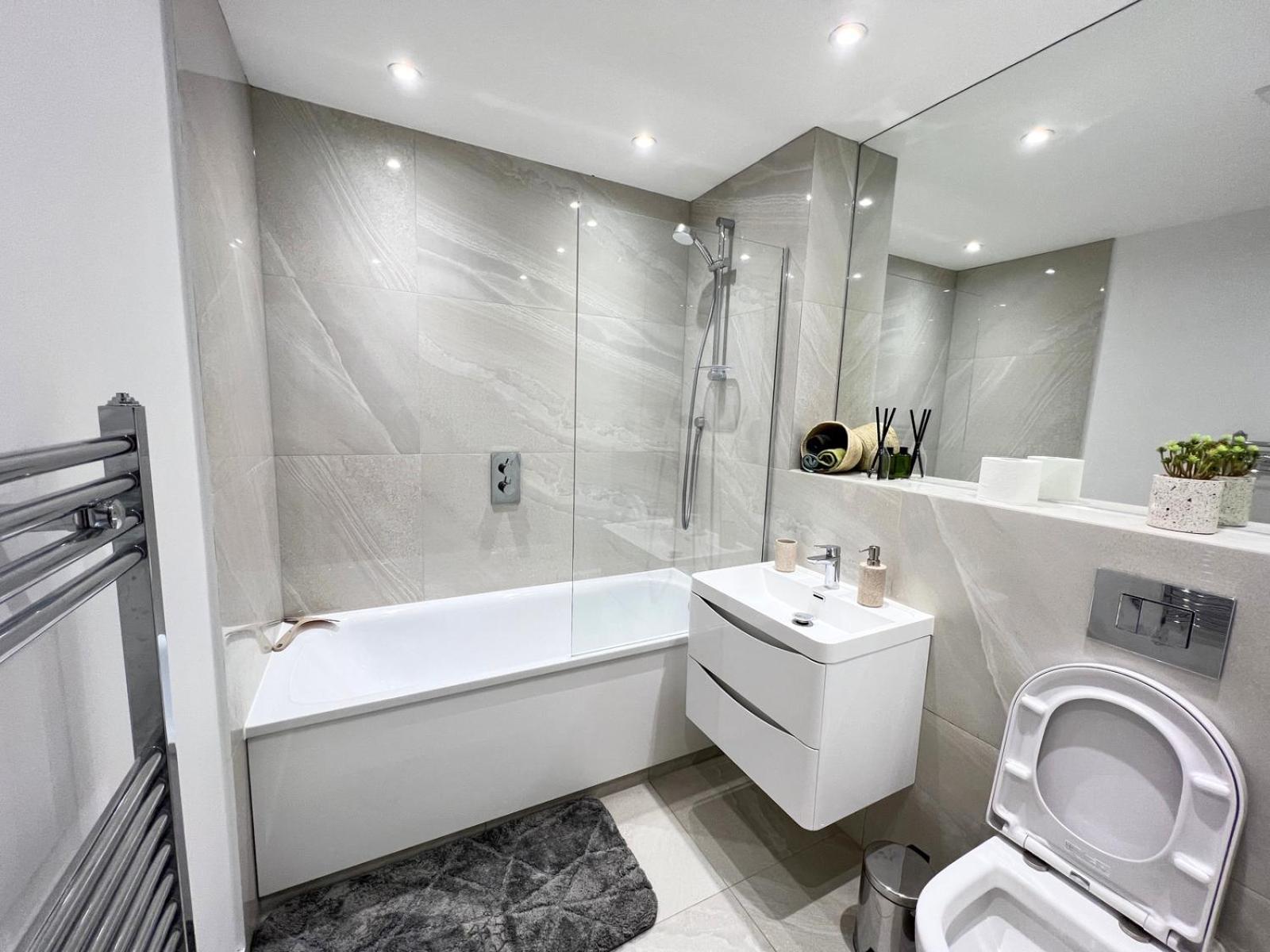 C1, Luxury 2 Bedroom Flat In Wembley Apartment *