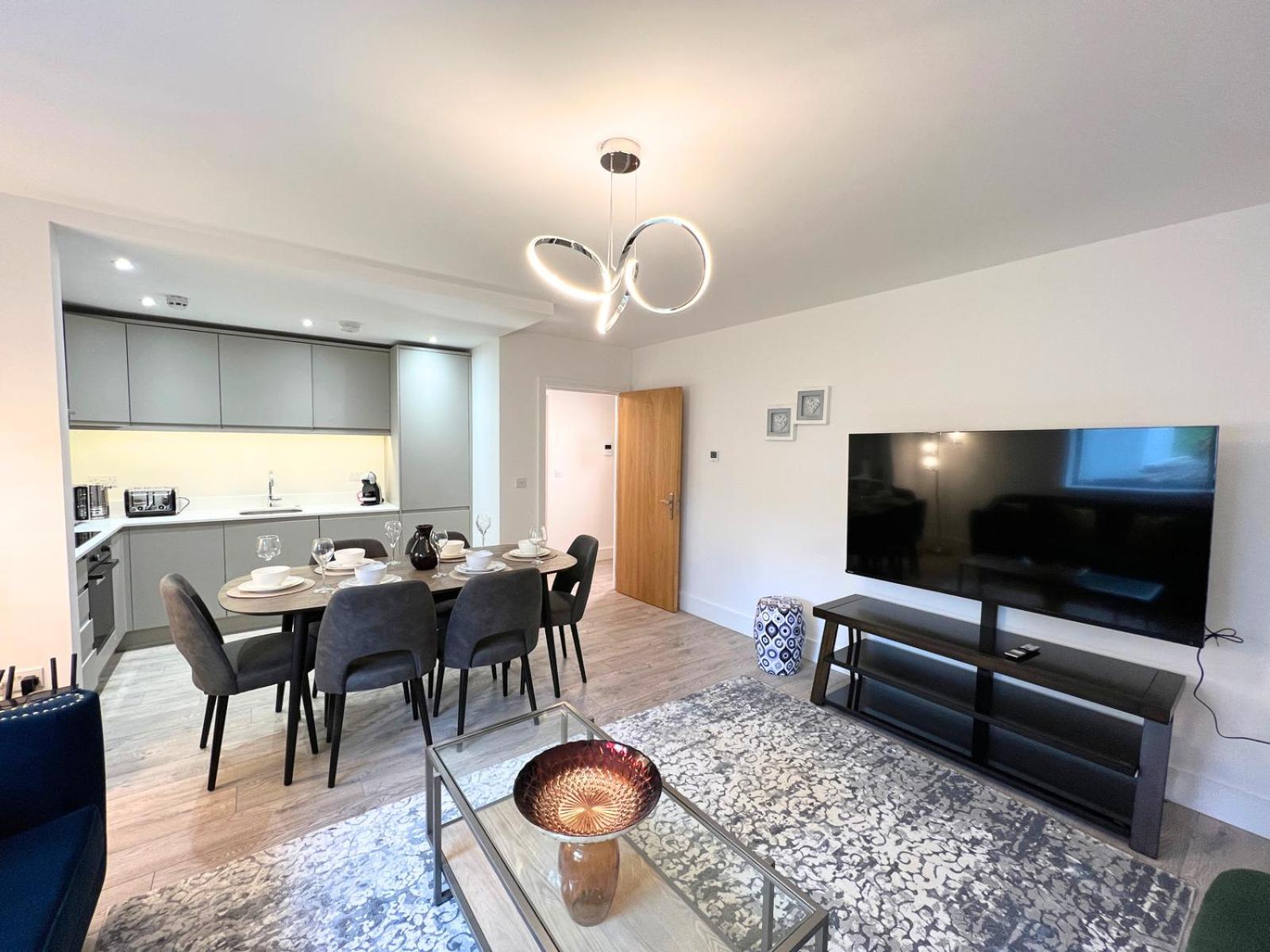 C1, Luxury 2 Bedroom Flat In Wembley Apartment *