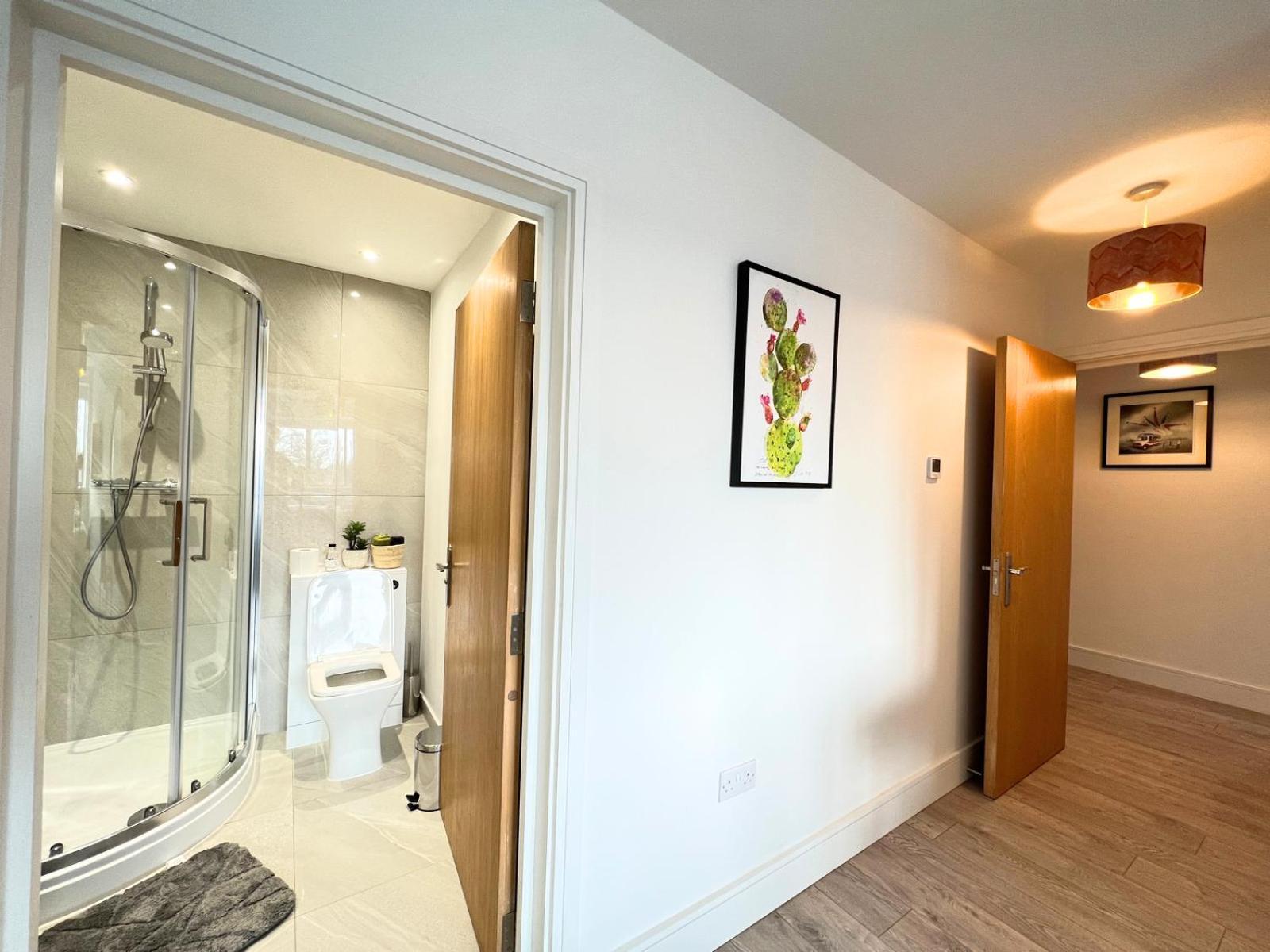 C1, Luxury 2 Bedroom Flat In Wembley Apartment *