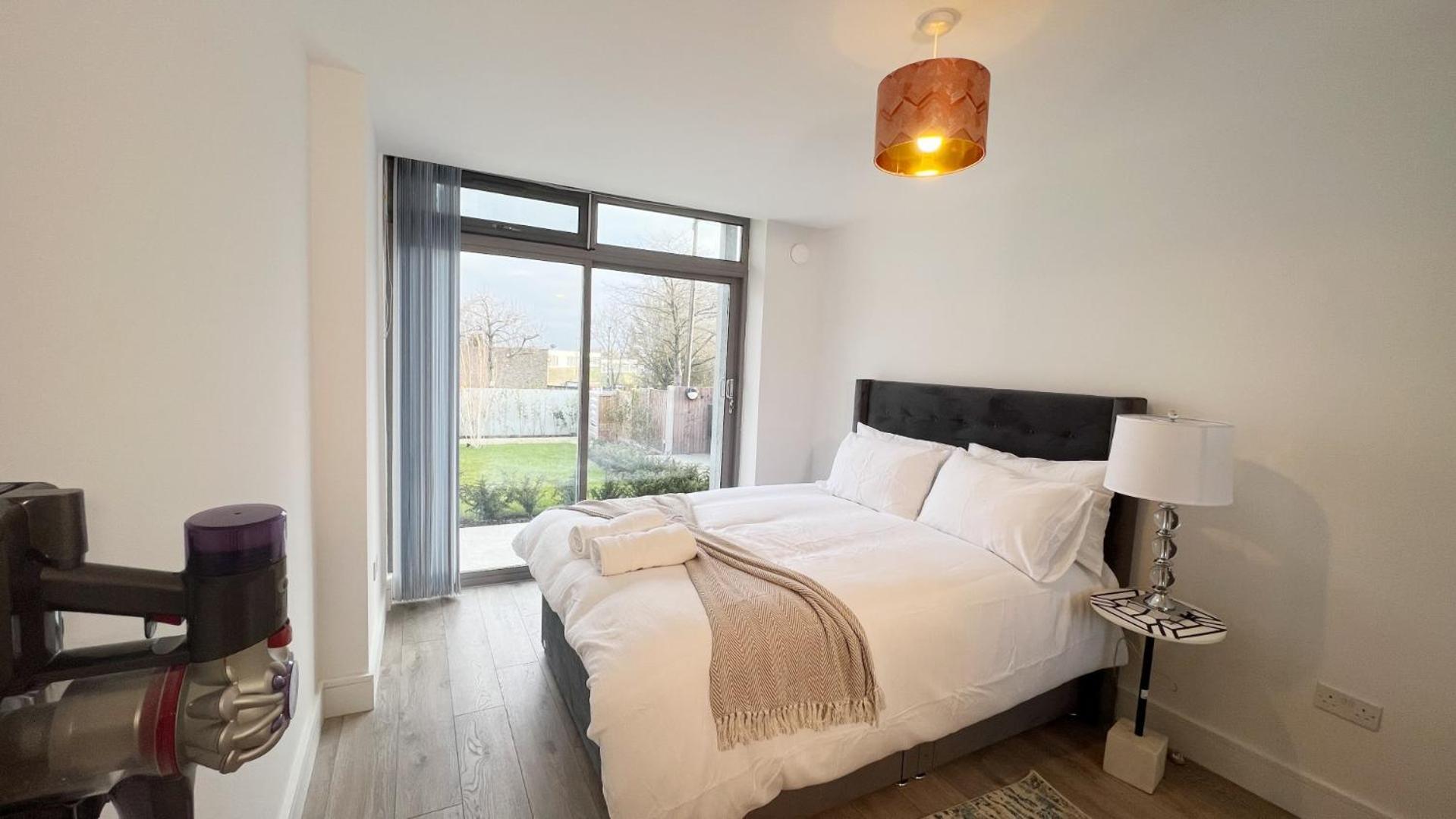 C1, Luxury 2 Bedroom Flat In Wembley Apartment *