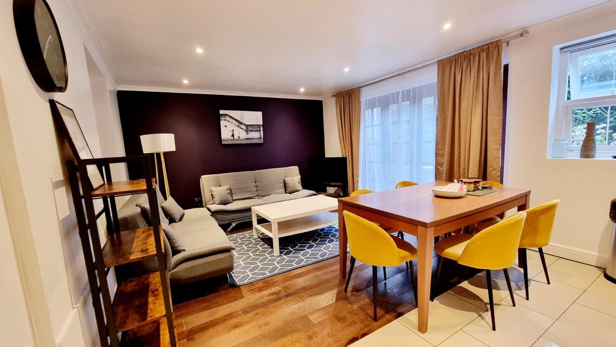 Charming Victorian With Aircon In Apartment *