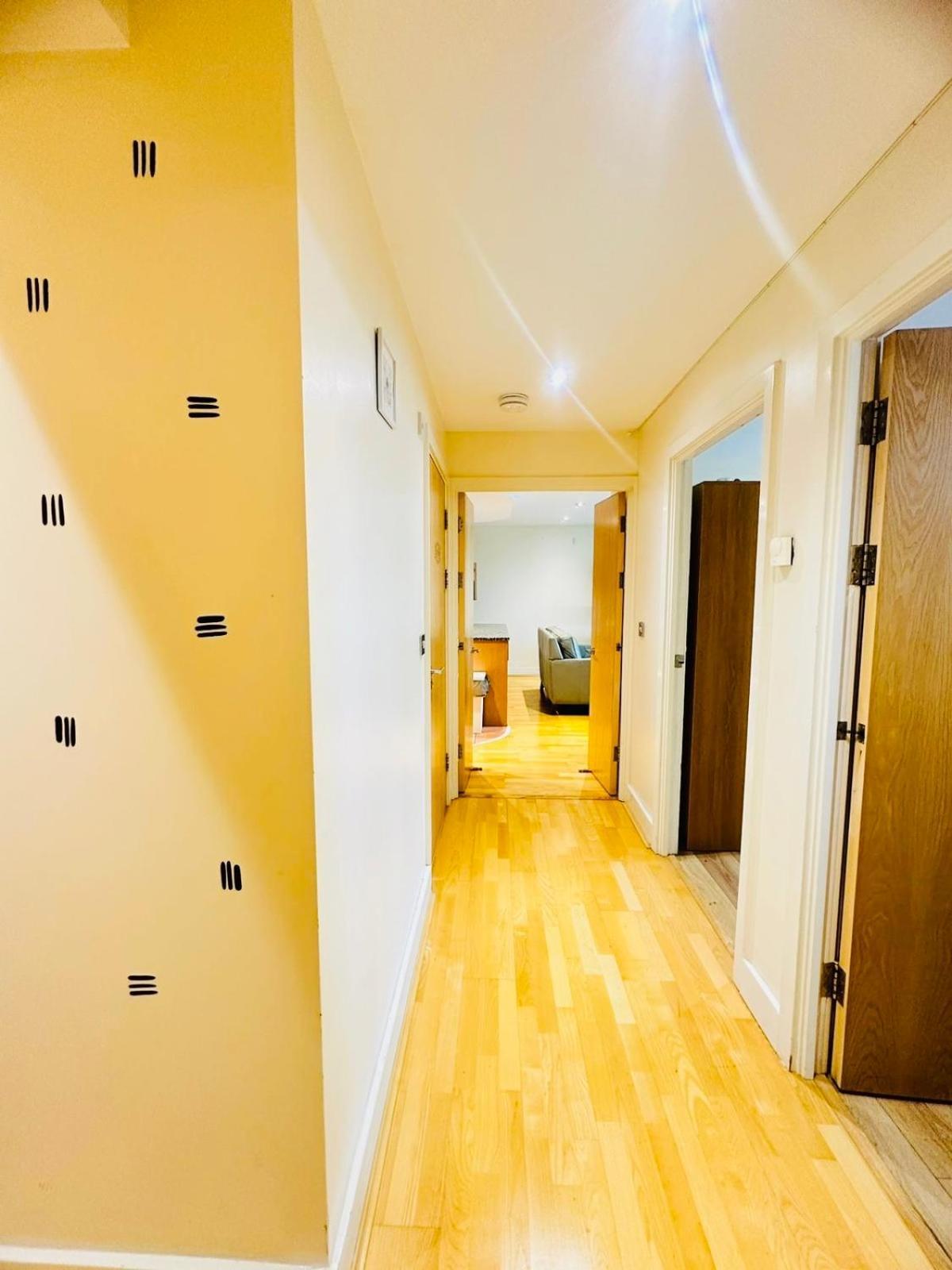 Modern 2bed 2bath Canary Wharf - Upto 5 Person * Londen