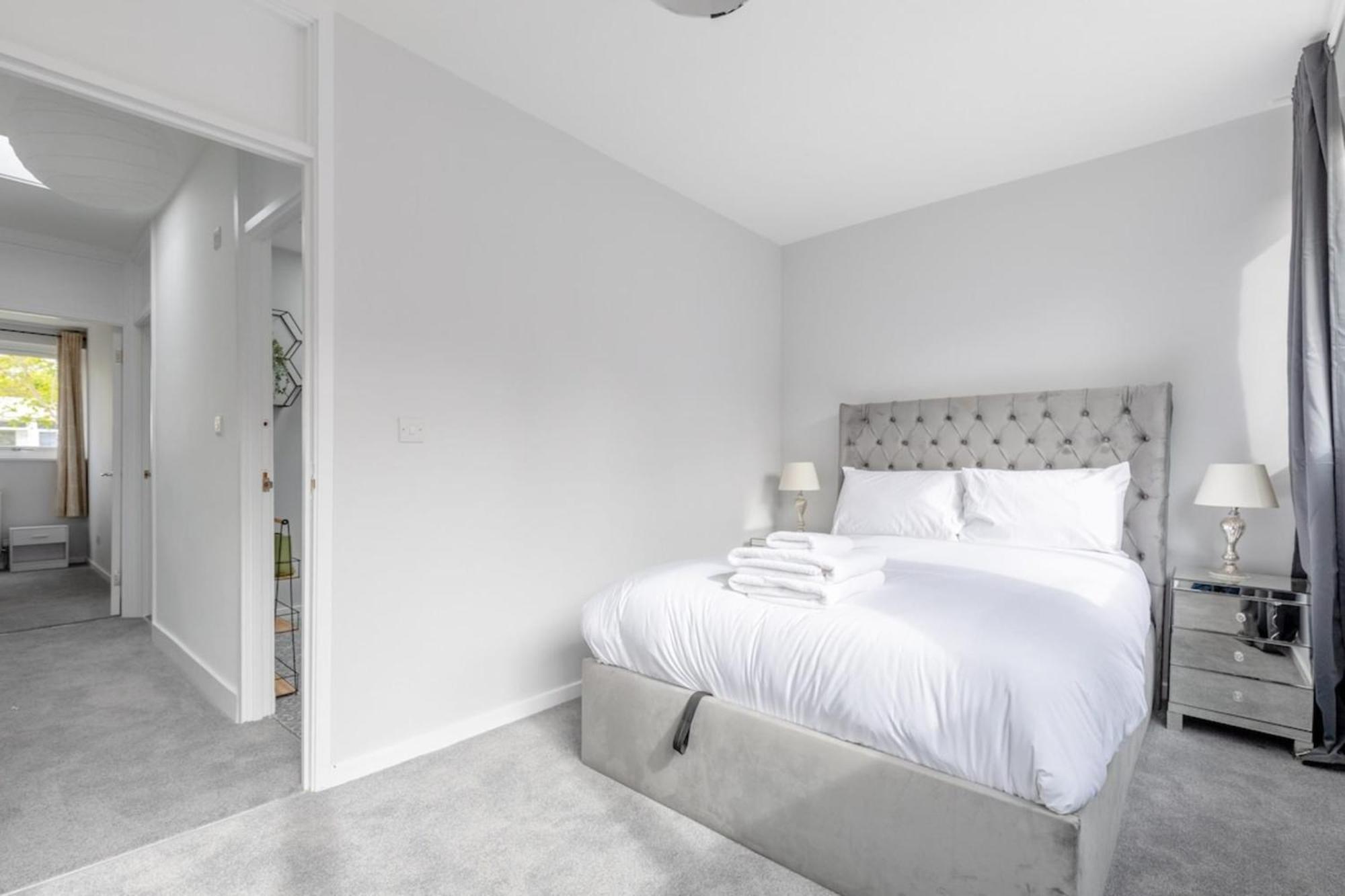 Newly Renovated 3bd Islington!