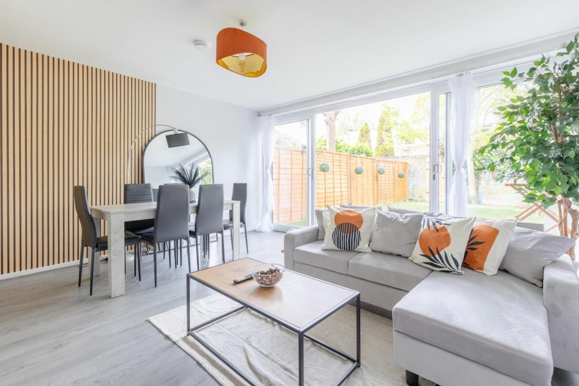 Newly Renovated 3bd Islington! Holiday home *
