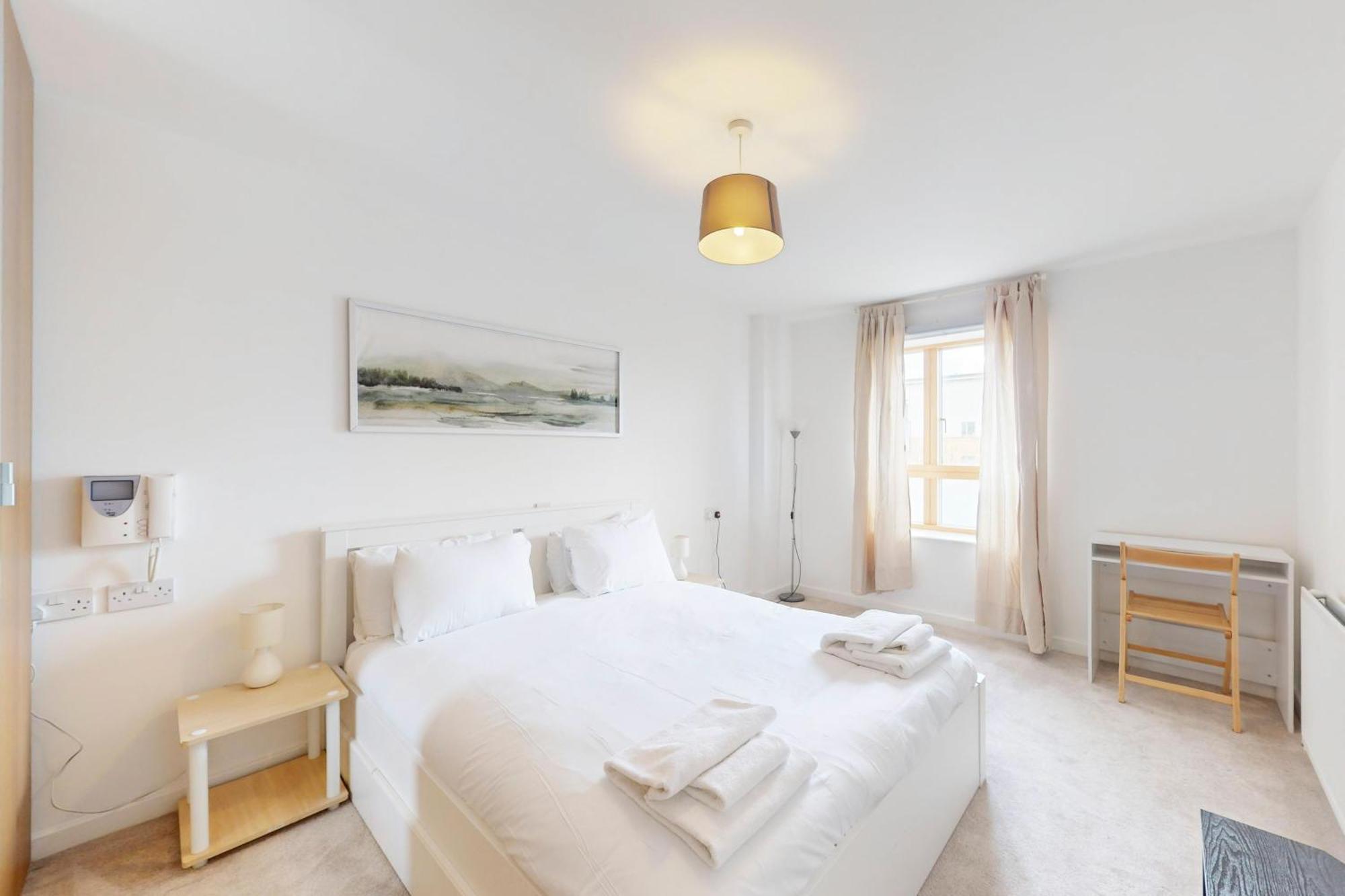 Spacious 3-bed With Balcony, 5-min Walk To Station Apartment *