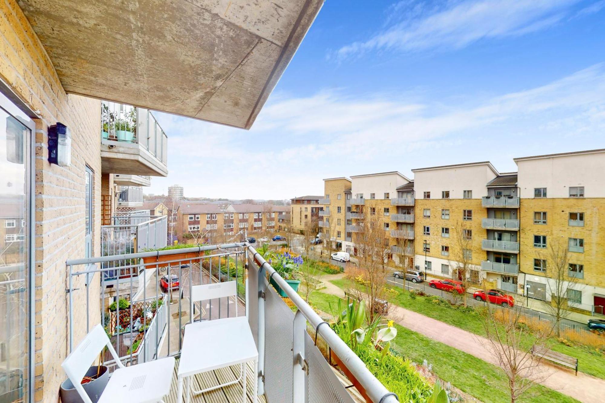 Spacious 3-bed With Balcony, 5-min Walk To Station Apartment