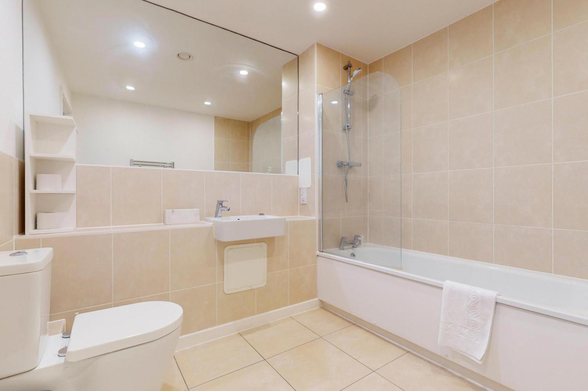 Spacious 3-bed With Balcony, 5-min Walk To Station Apartment