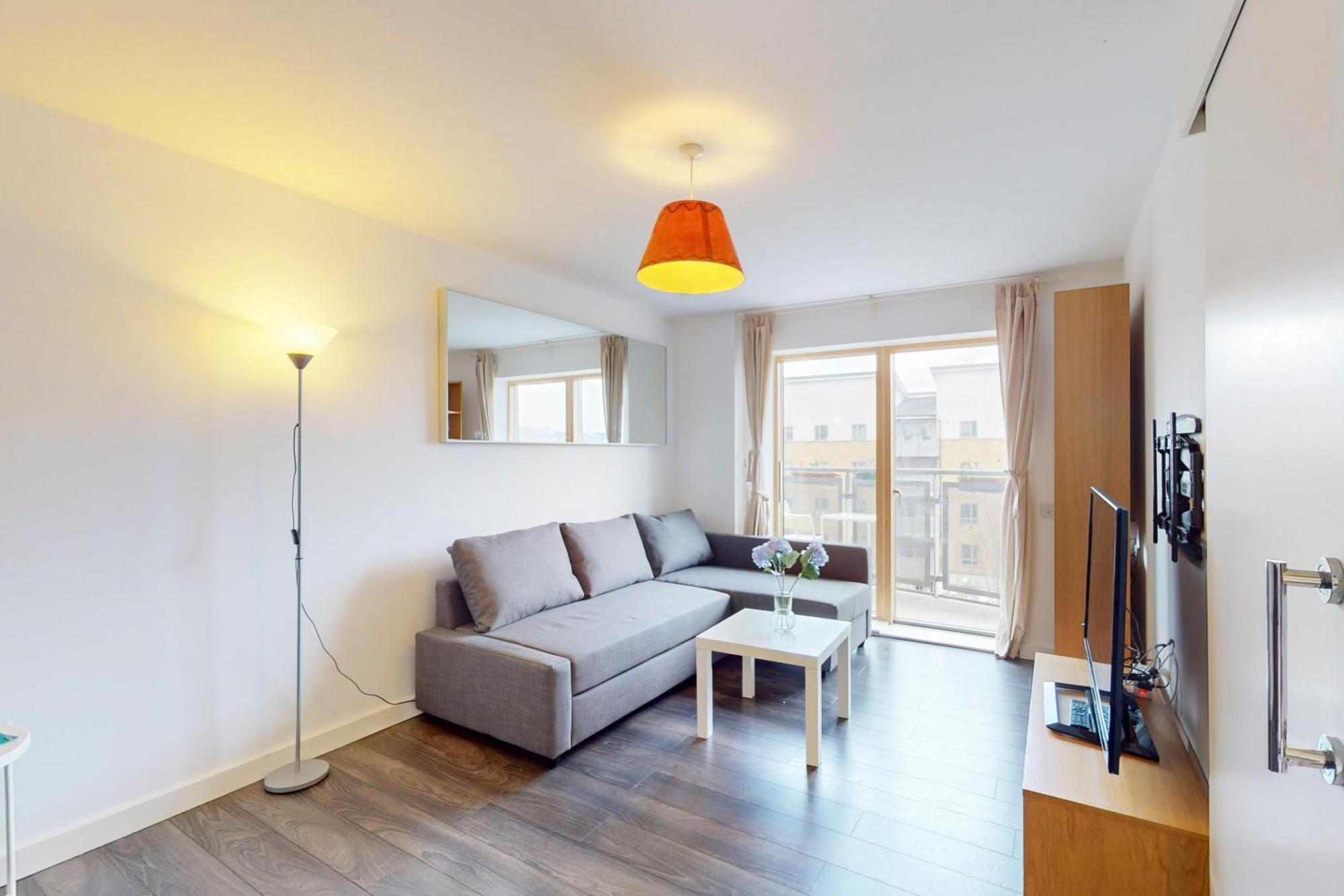 Apartment Spacious 3-bed With Balcony, 5-min Walk To Station London
