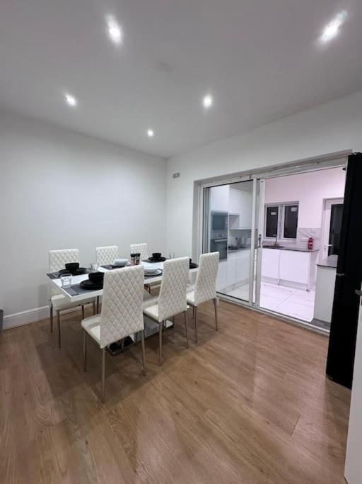 Holiday home Elegant Living, 3 Bedroom Modern House