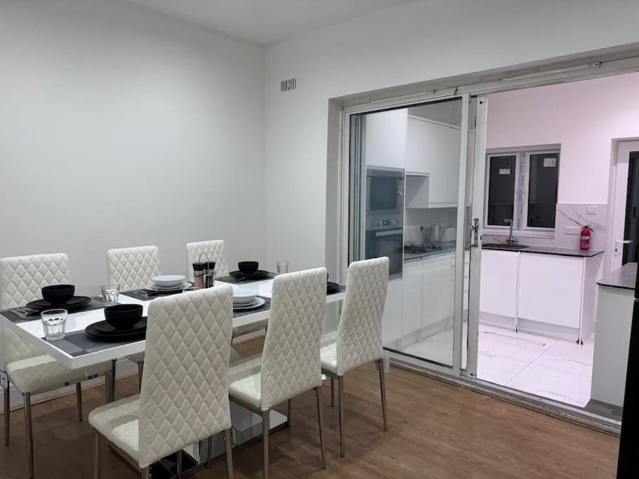 Elegant Living, 3 Bedroom Modern House