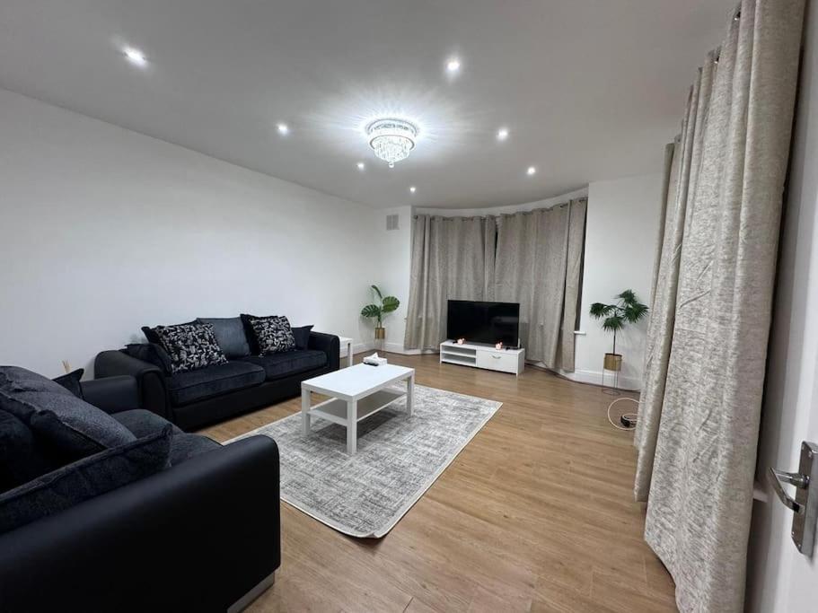 Elegant Living, 3 Bedroom Modern House * London
