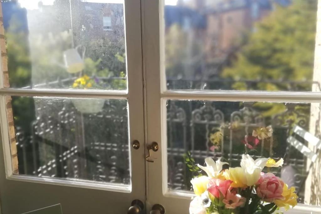Charming With Balcony London