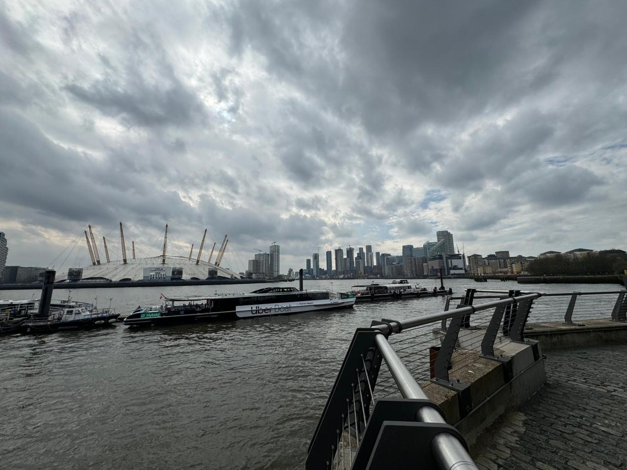 Luxury Flat With Balcony, River View, O2 Arena, Excel, Canary Wharf, Station Apartment