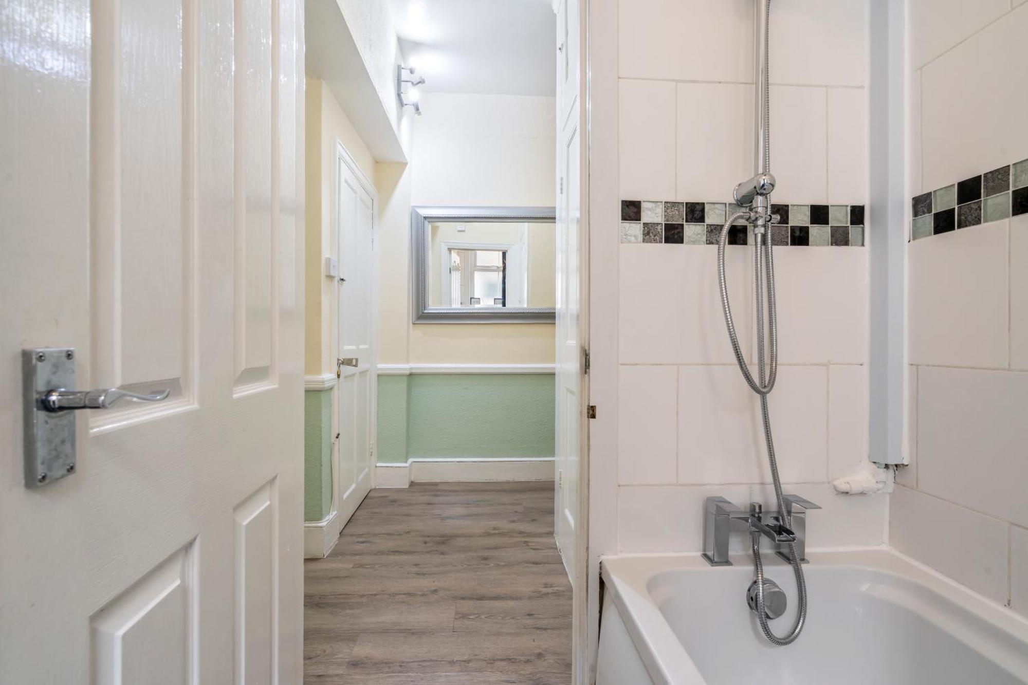 Modern 3 Bedroom In Wimbeldon Park Appartement Londen